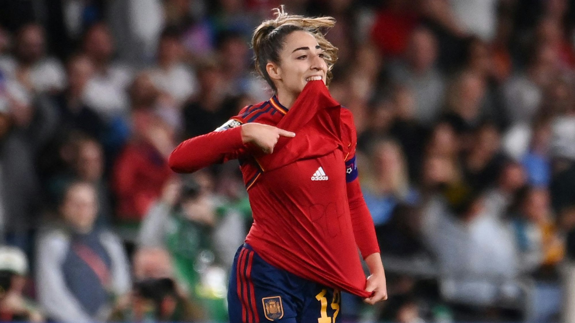 Olga Carmona jubelt mit einer T-Shirt-Botschaft. Der genaue Inhalt war vielen zunächst allerdings nicht klar.