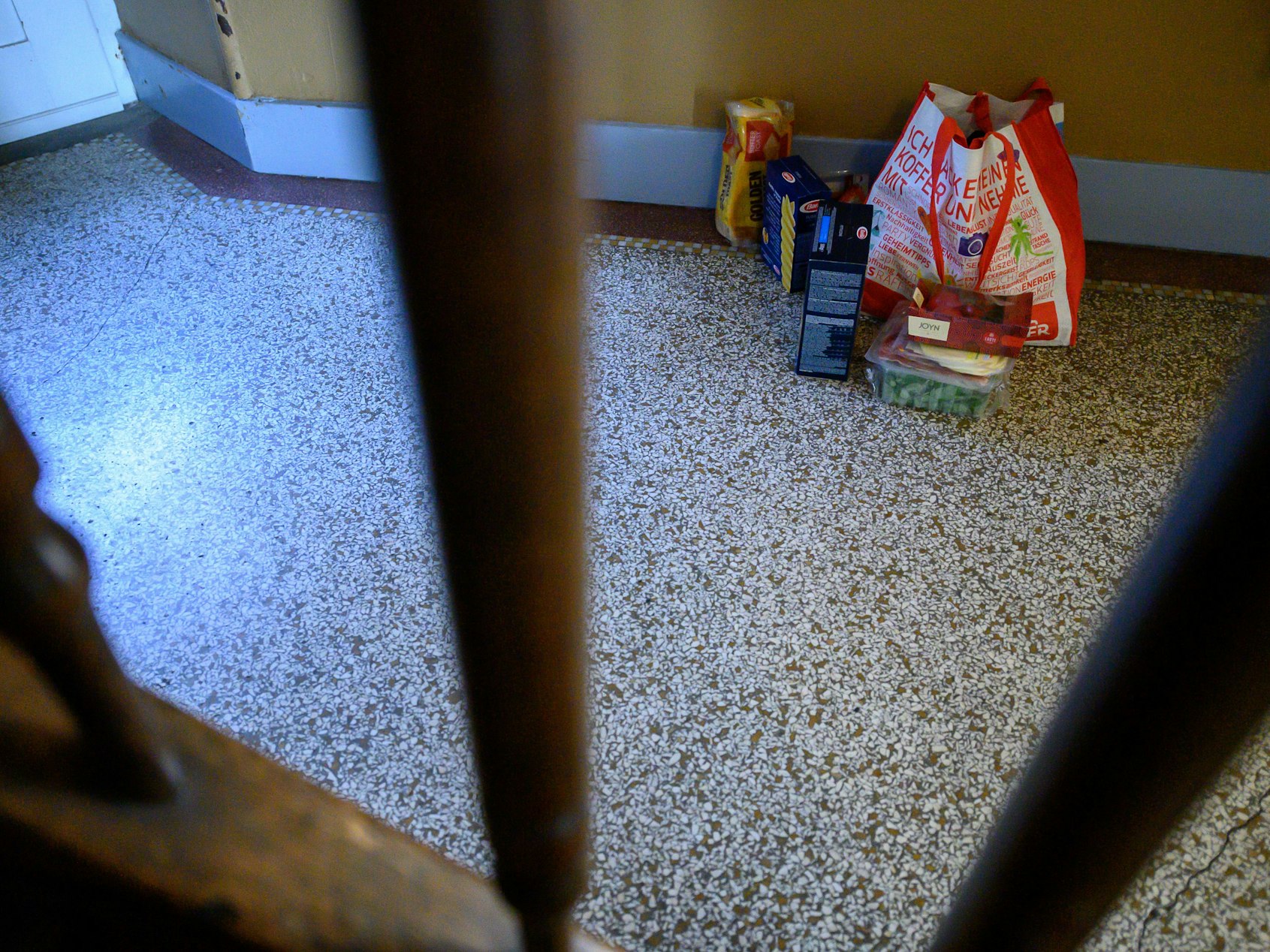 Ein Mann hat in Ulm einen giftigen Skorpion in seinem Hausflur vorgefunden. Unser Symbolbild zeigt einen Einkauf einem Hausflur.