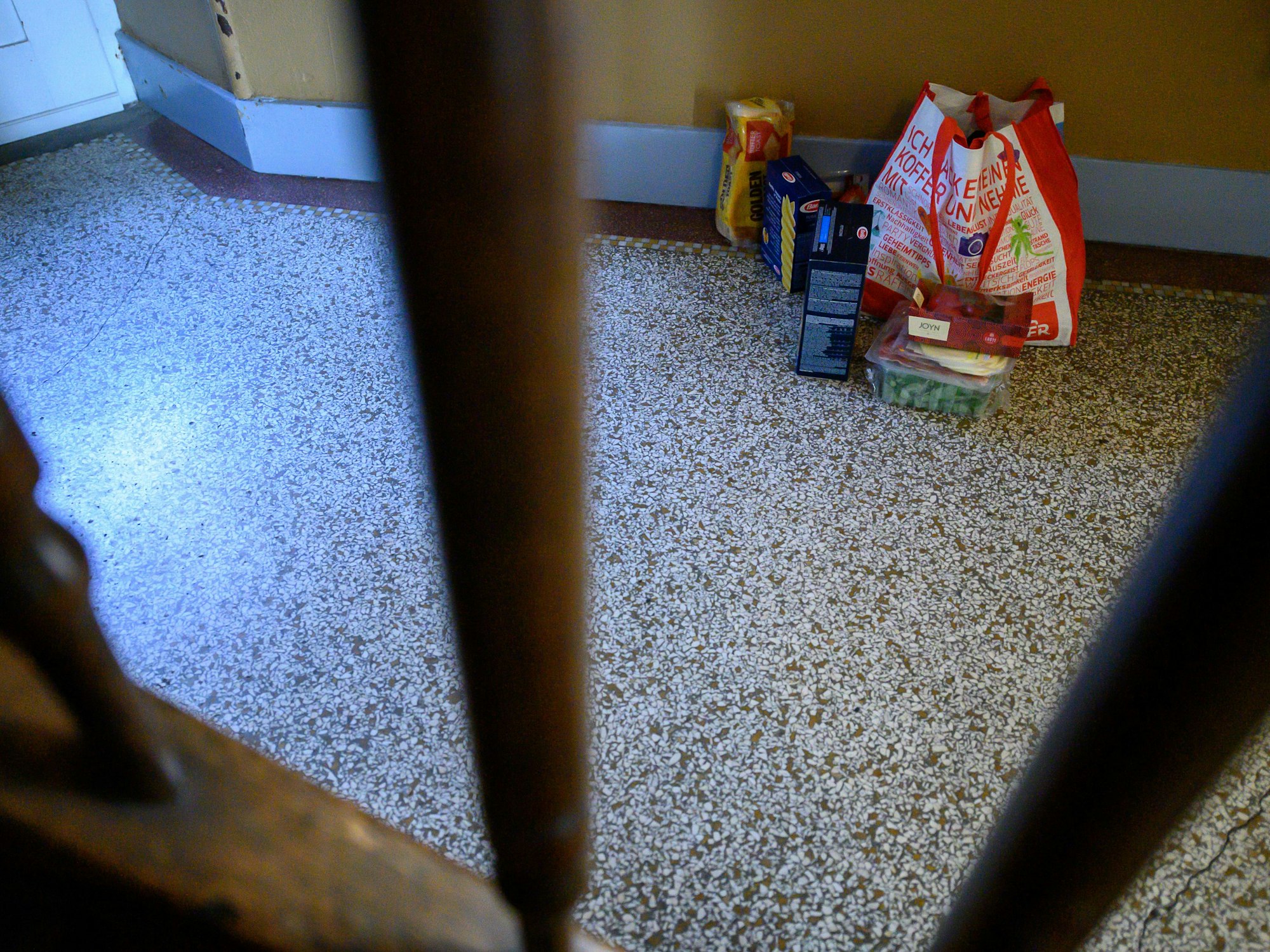 Ein Mann hat in Ulm einen giftigen Skorpion in seinem Hausflur vorgefunden. Unser Symbolbild zeigt einen Einkauf einem Hausflur.