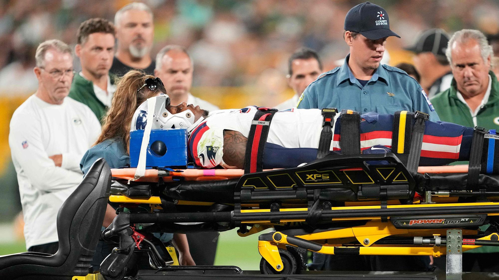 Isaiah Bolden von den New England Patriots wird mit einer Trage vom Feld gebracht.