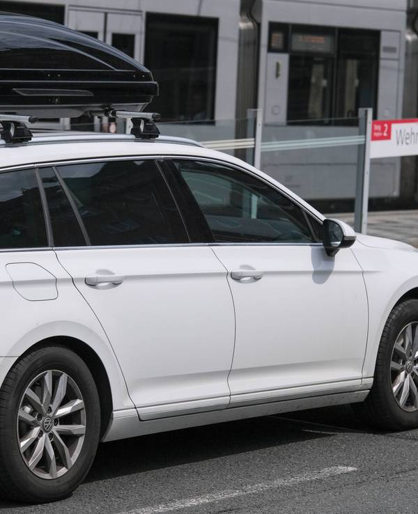 Eine Dachbox auf einem Auto.