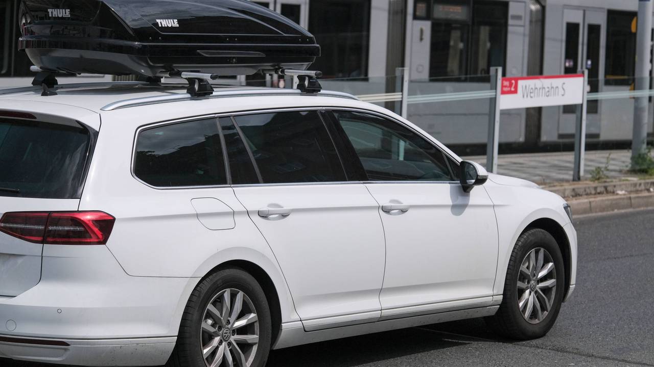 Eine Dachbox auf einem Auto.