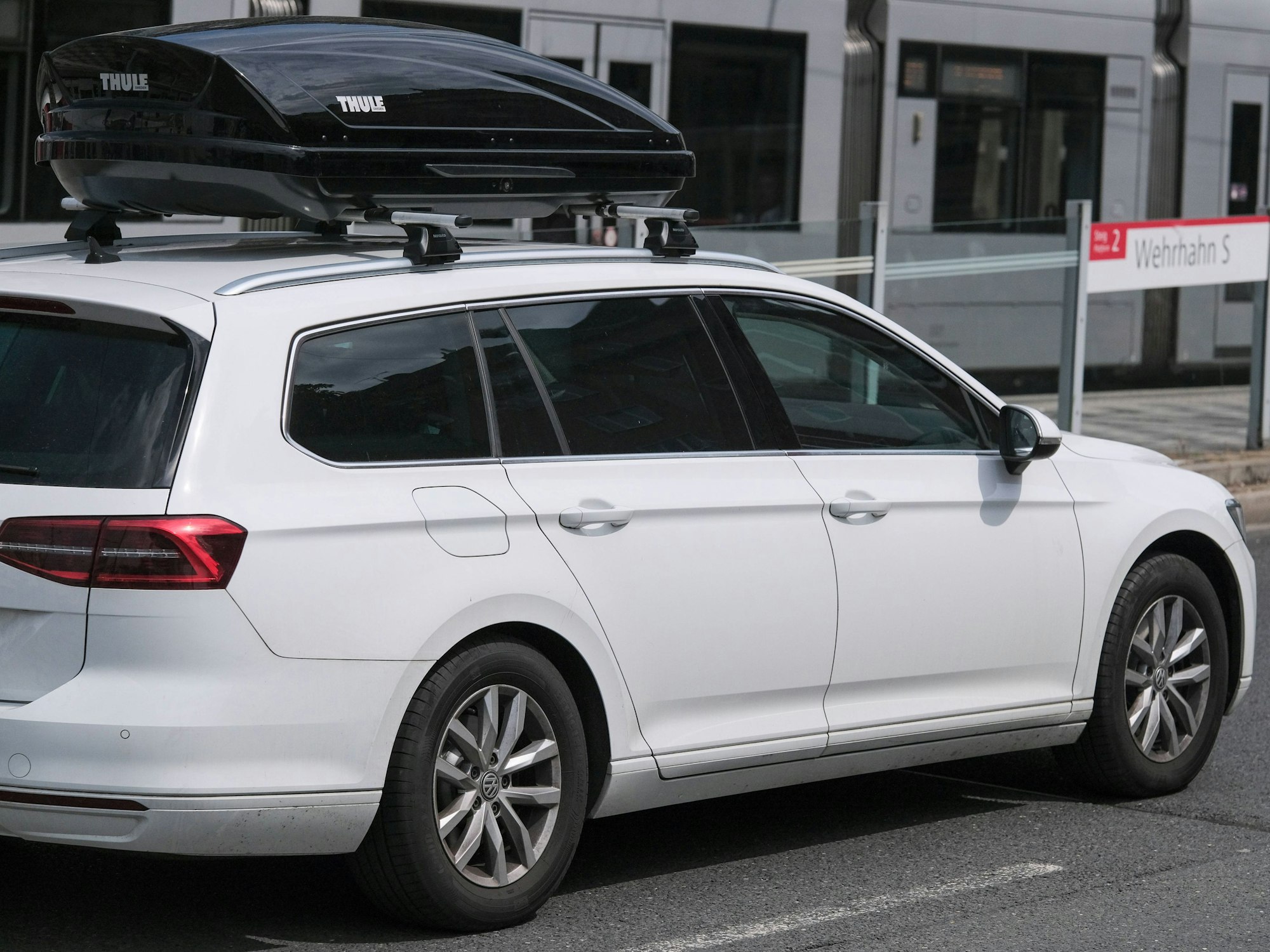 Eine Dachbox auf einem Auto.
