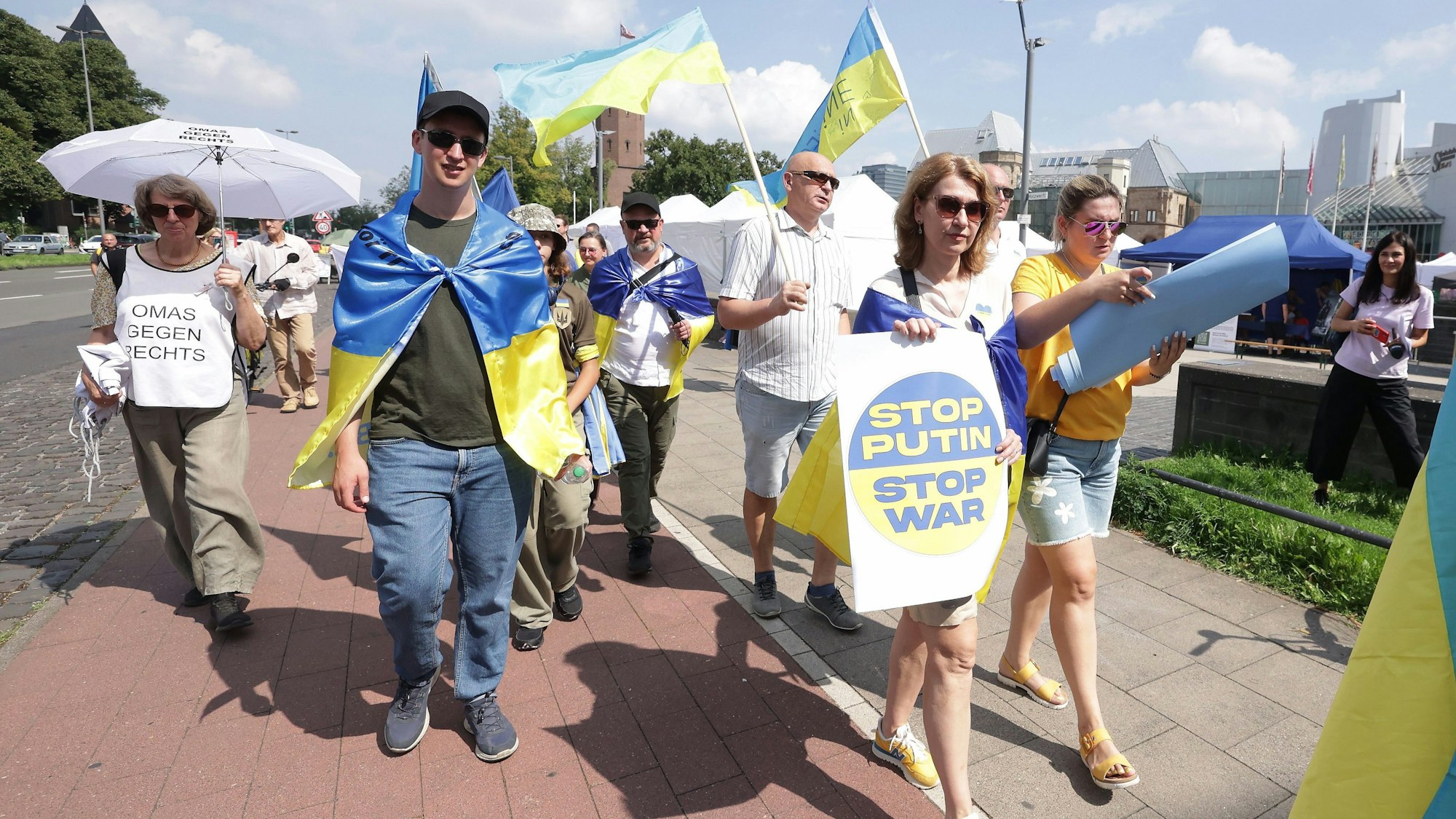 Köln: Menschen demonstrieren gegen den russischen Angriffskrieg.