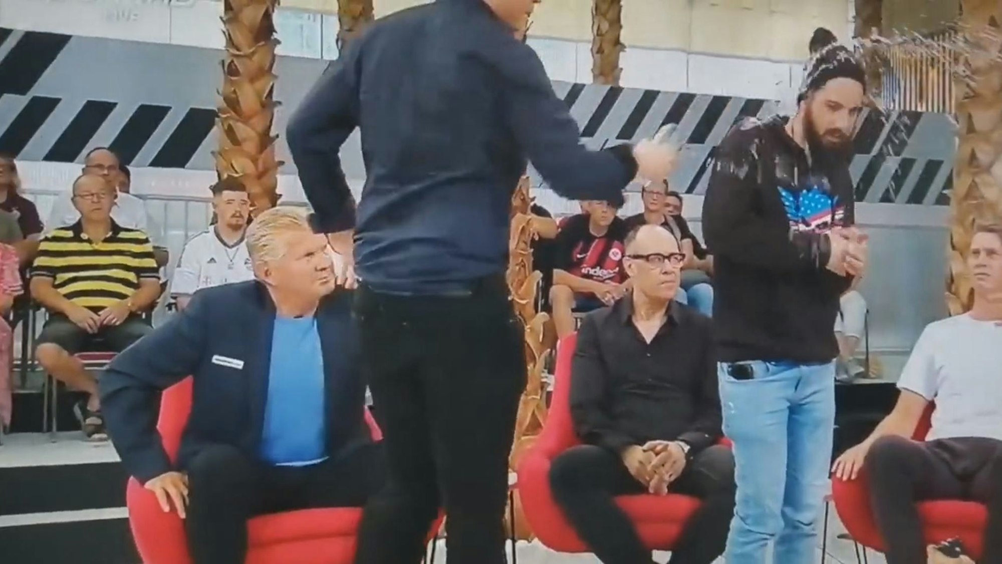 Zwei Störer stürmen beim Doppelpass das Set und sorgen für Verwirrung.