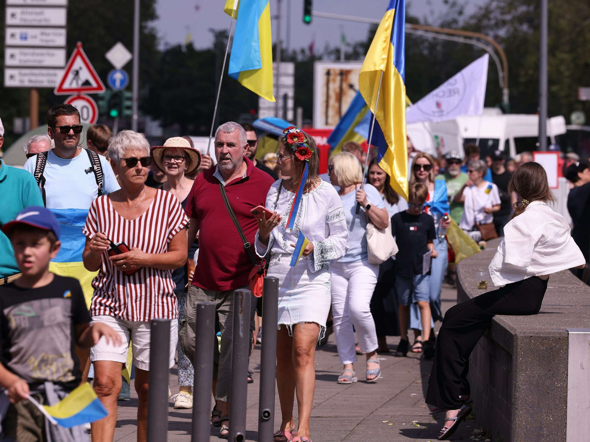 Köln: Menschen demonstrieren gegen den russischen Angriffskrieg.