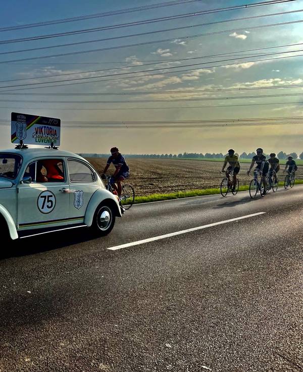 Ein VW-Käfer begleitet das Retro-Redrennen in Köln.