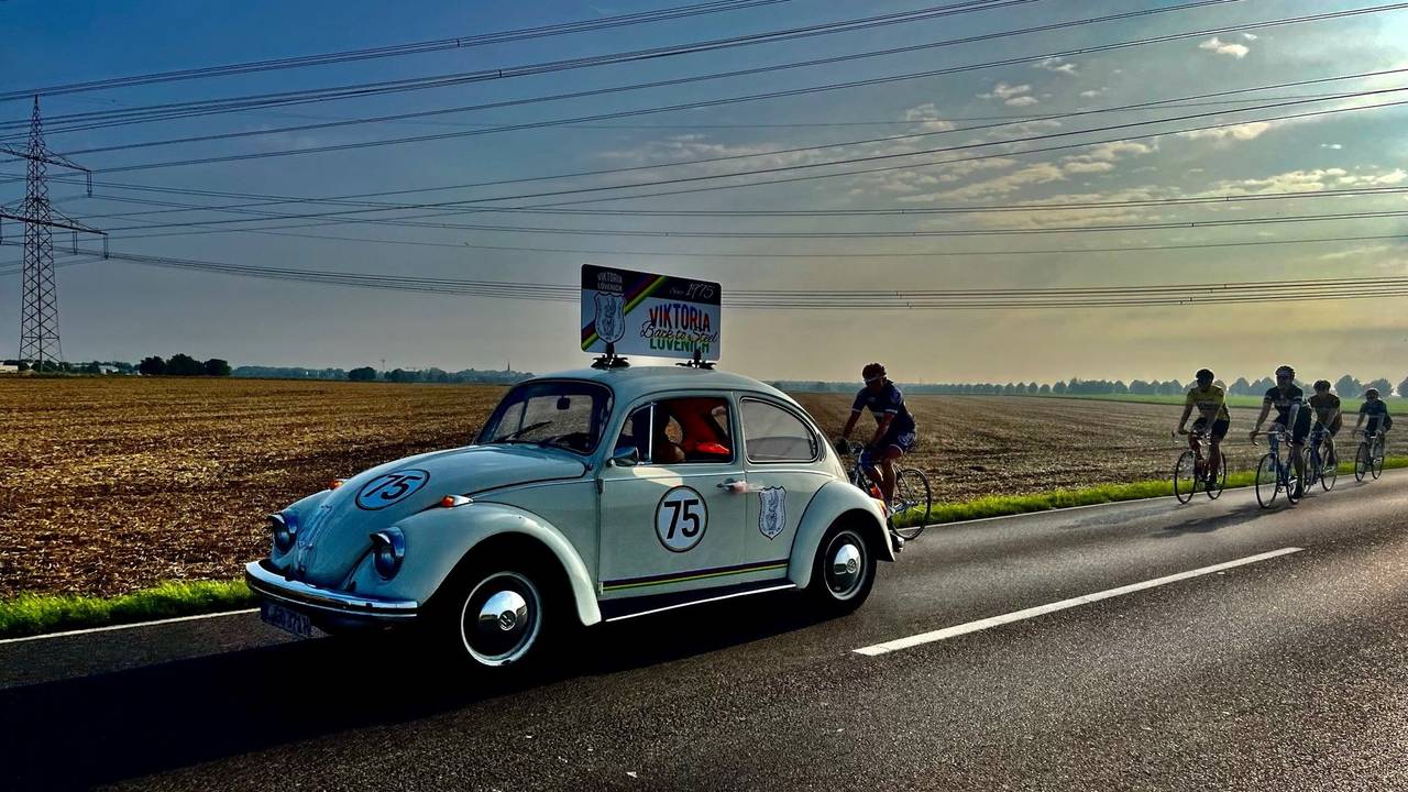Ein VW-Käfer begleitet das Retro-Redrennen in Köln.