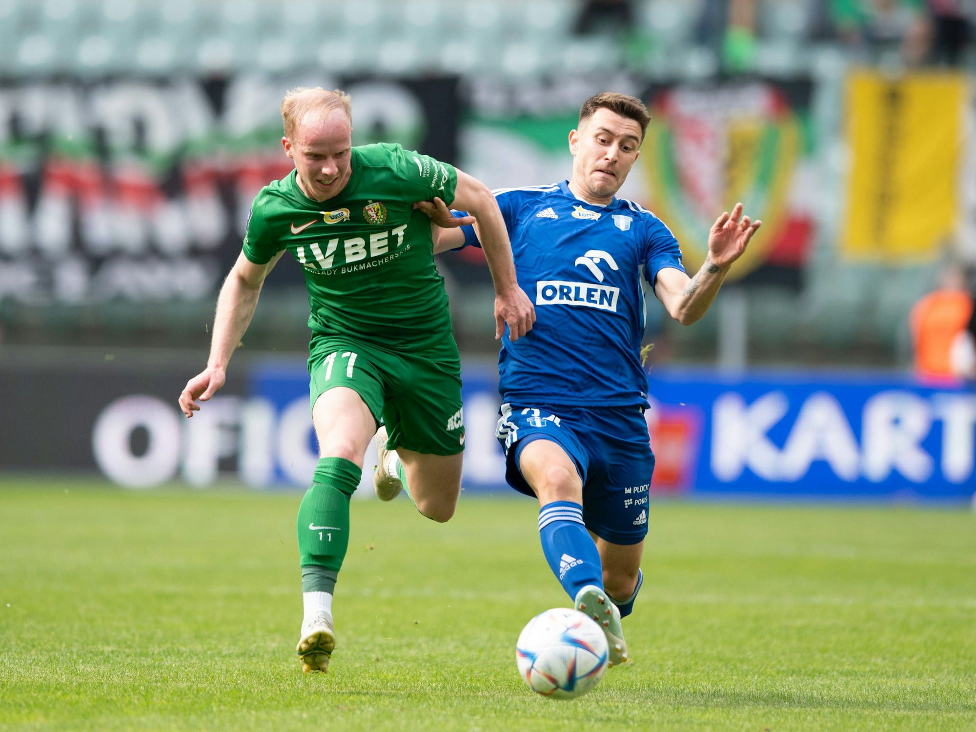 Dennis Jastrzembski im Zweikampf mit Pawel Lipnicki.