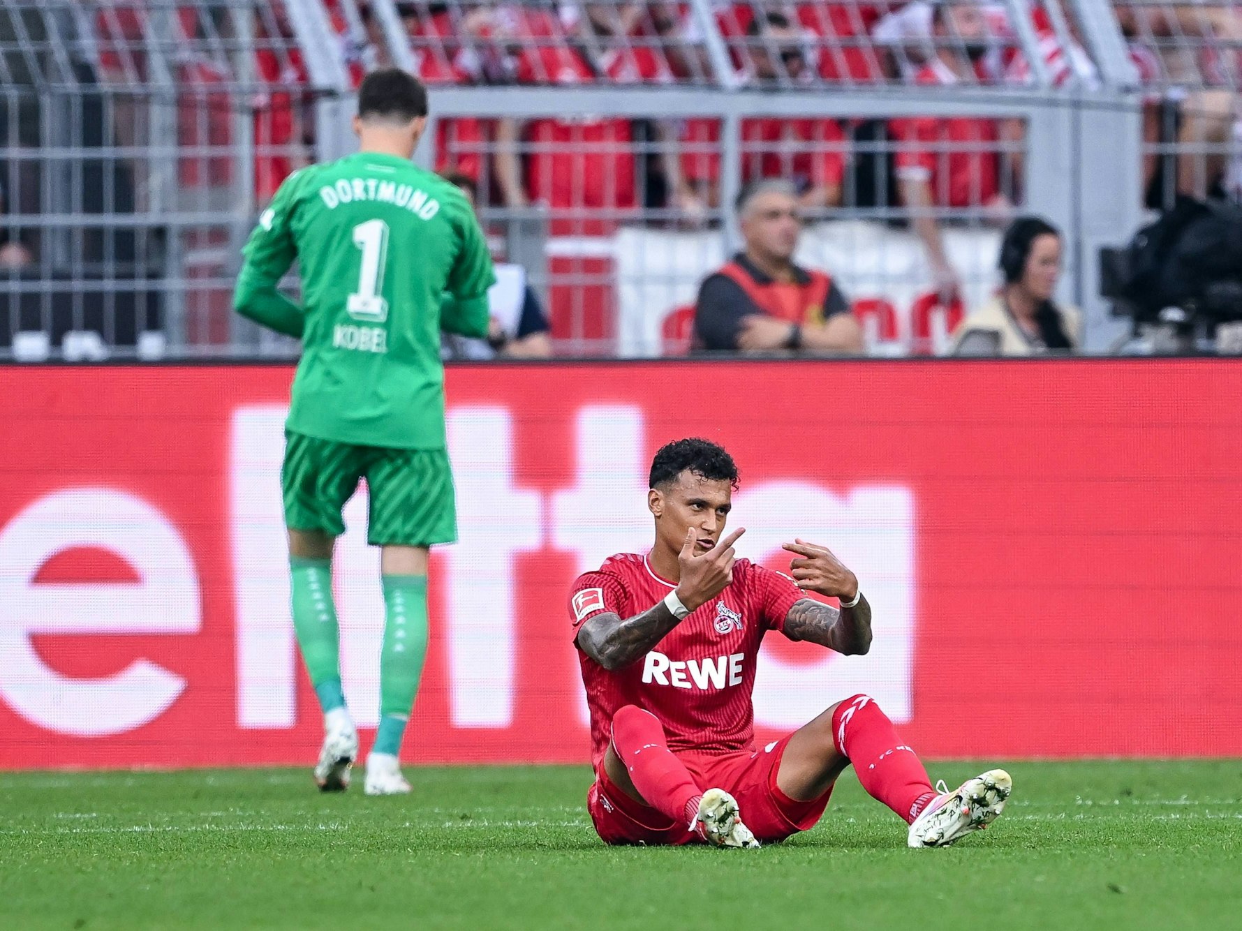 Davie Selke zeigt an, dass er ausgewechselt werden möchte.