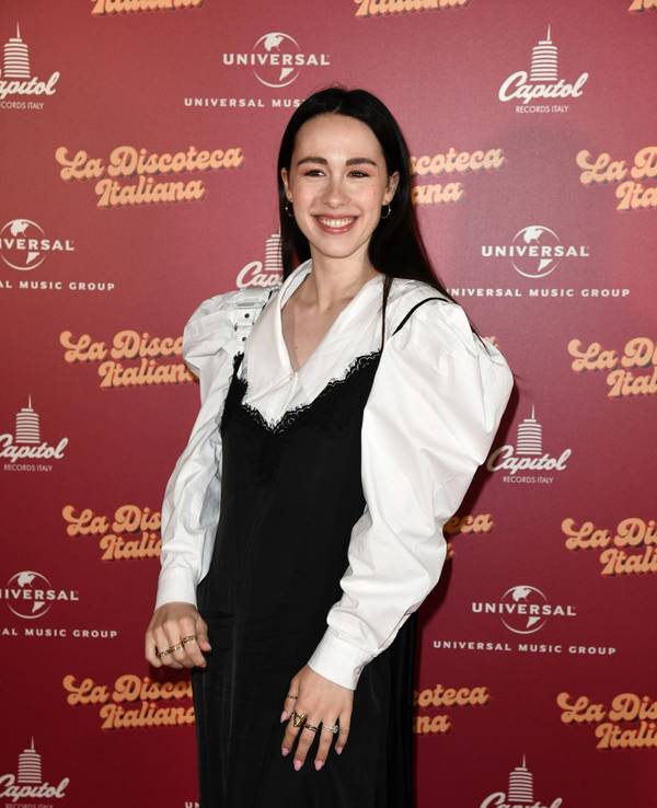 Aurora Ramazzotti lächelt.