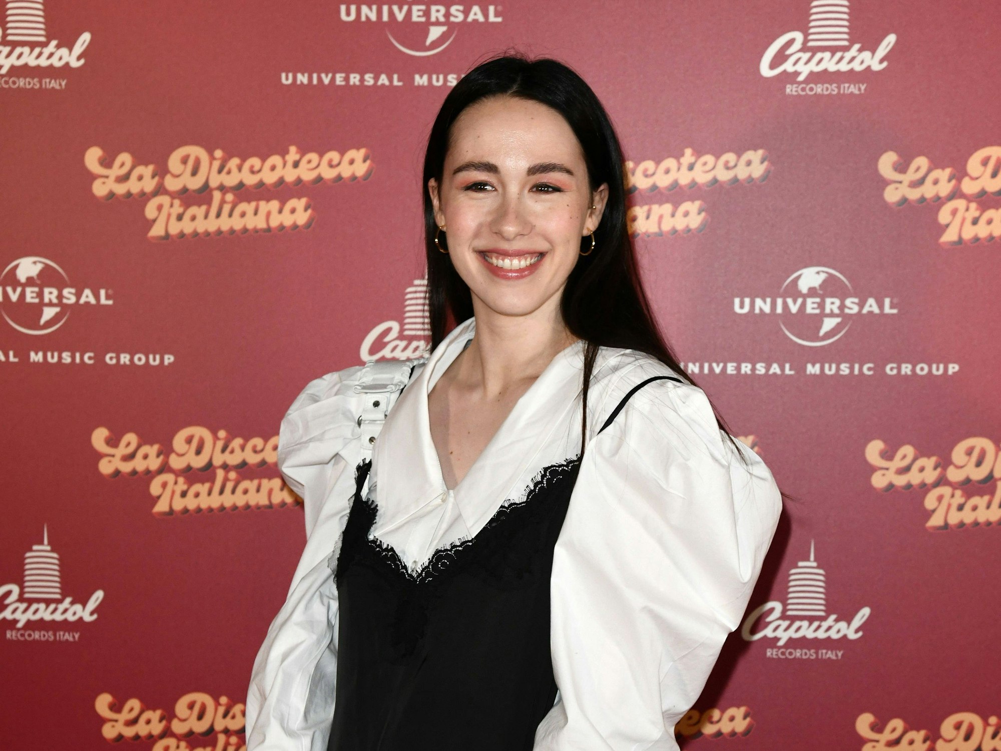 Aurora Ramazzotti lächelt.