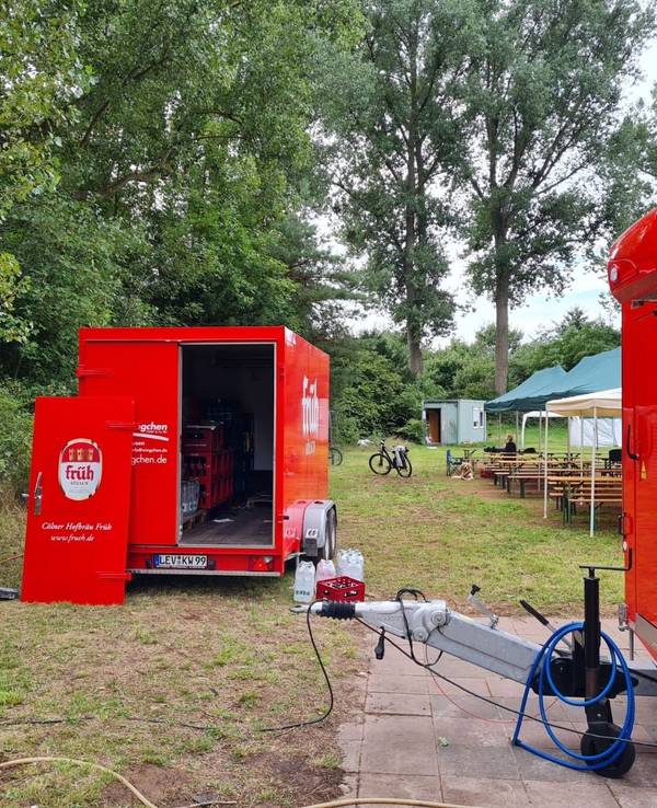 Offen stehender Bierwagen, aus dem in Köln Bier geklaut wurde.