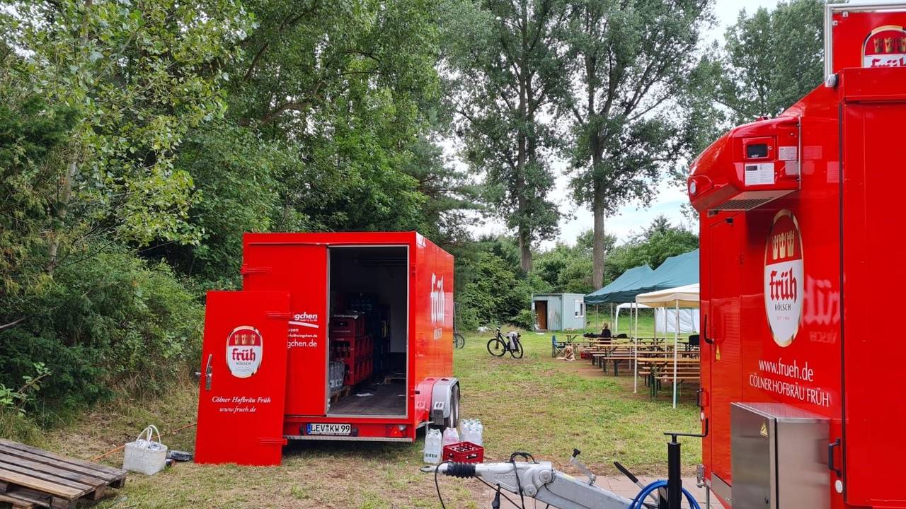 Offen stehender Bierwagen, aus dem in Köln Bier geklaut wurde.