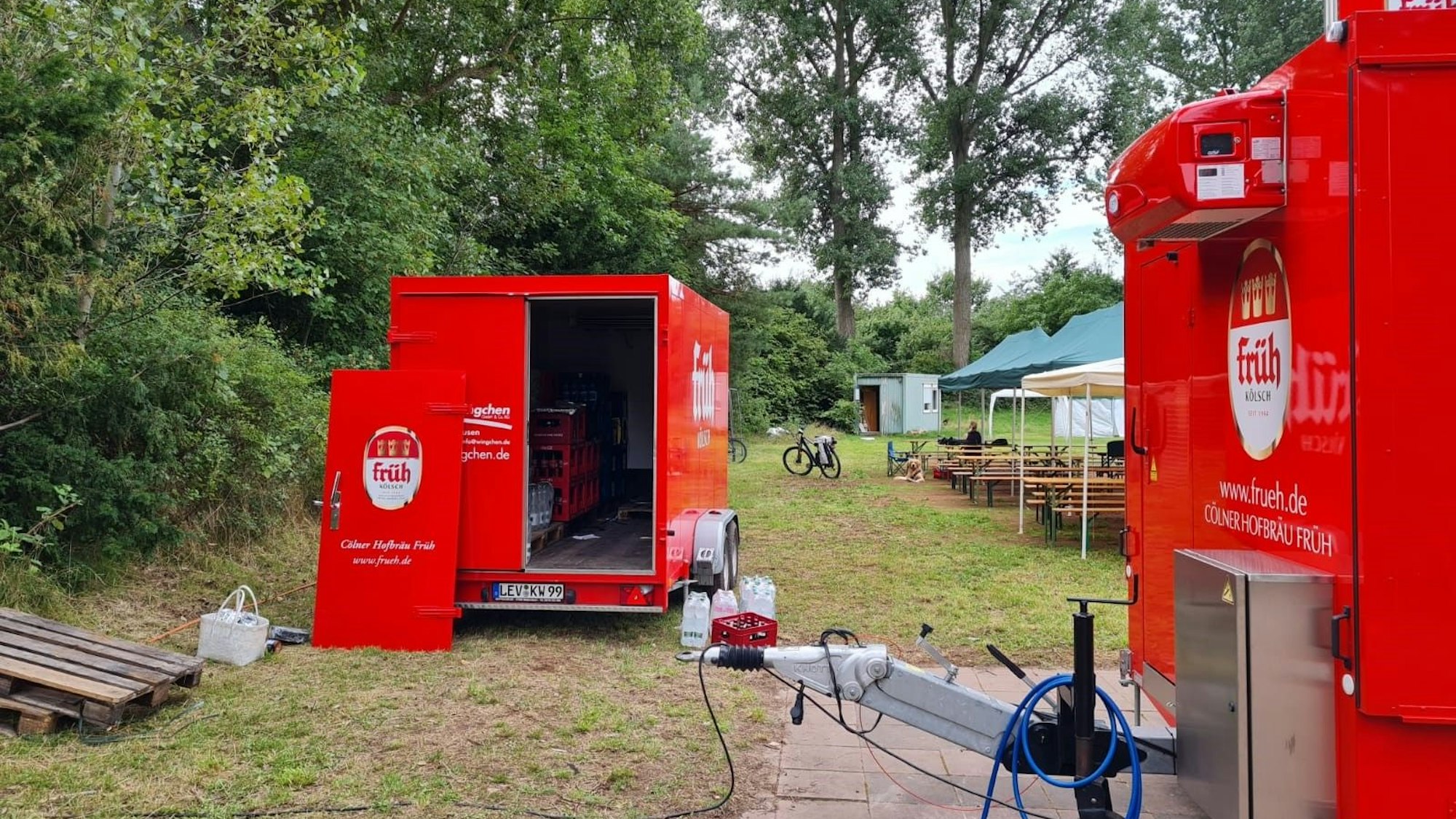 Offen stehender Bierwagen, aus dem in Köln Bier geklaut wurde.