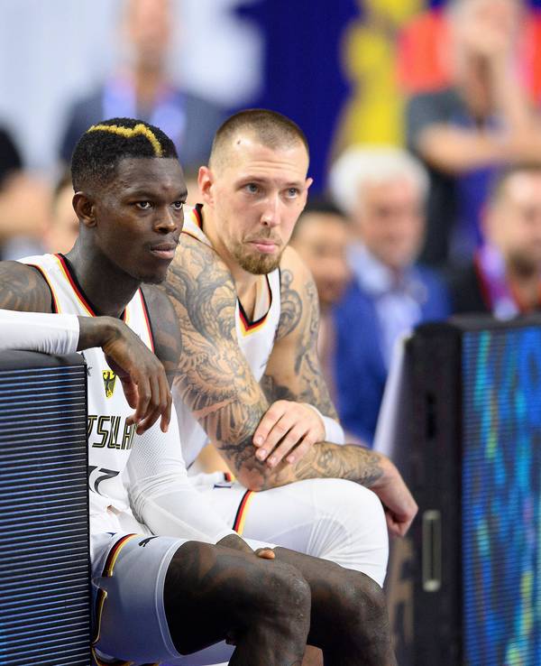 Dennis Schröder und Daniel Theis während der Europameisterschaft 2022.