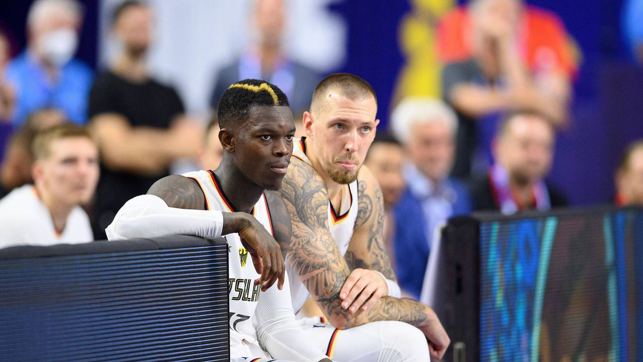 Dennis Schröder und Daniel Theis während der Europameisterschaft 2022.