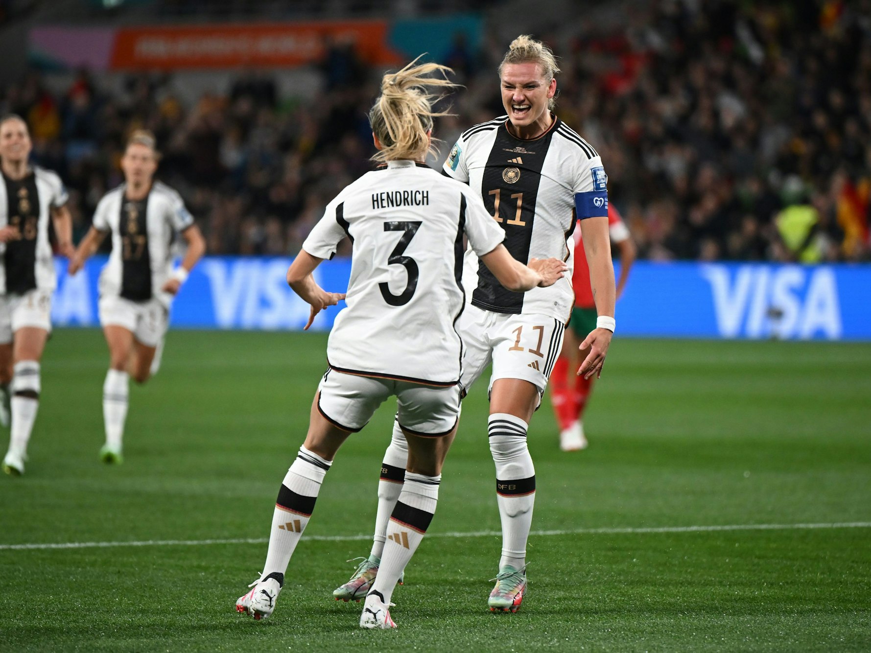 Deutschlands Alexandra Popp (r.) bejubelt mit Deutschlands Kathrin Hendrich ihren 1:0 Führungstreffer.