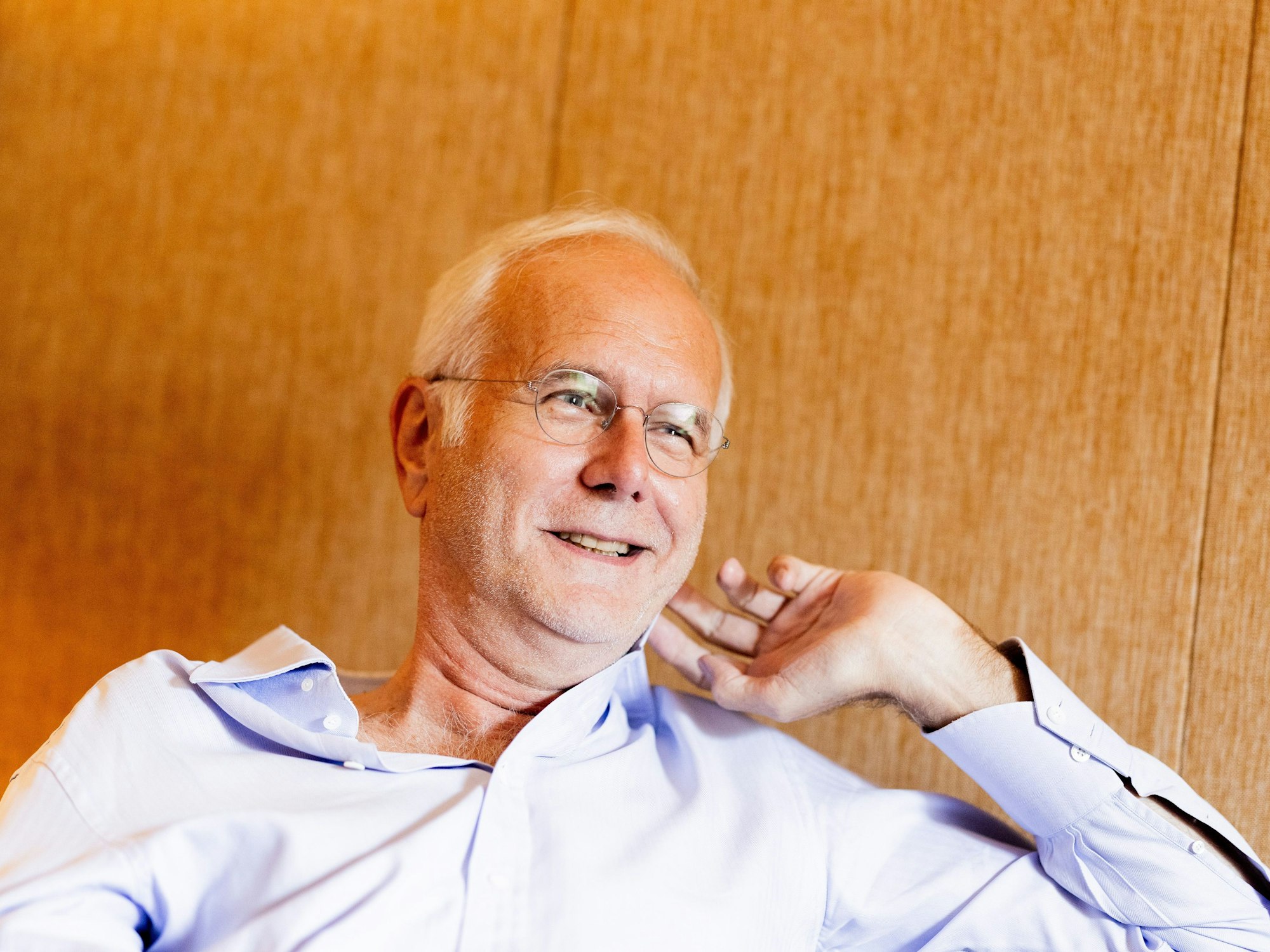 Harald Schmidt grinst auf einem Foto.