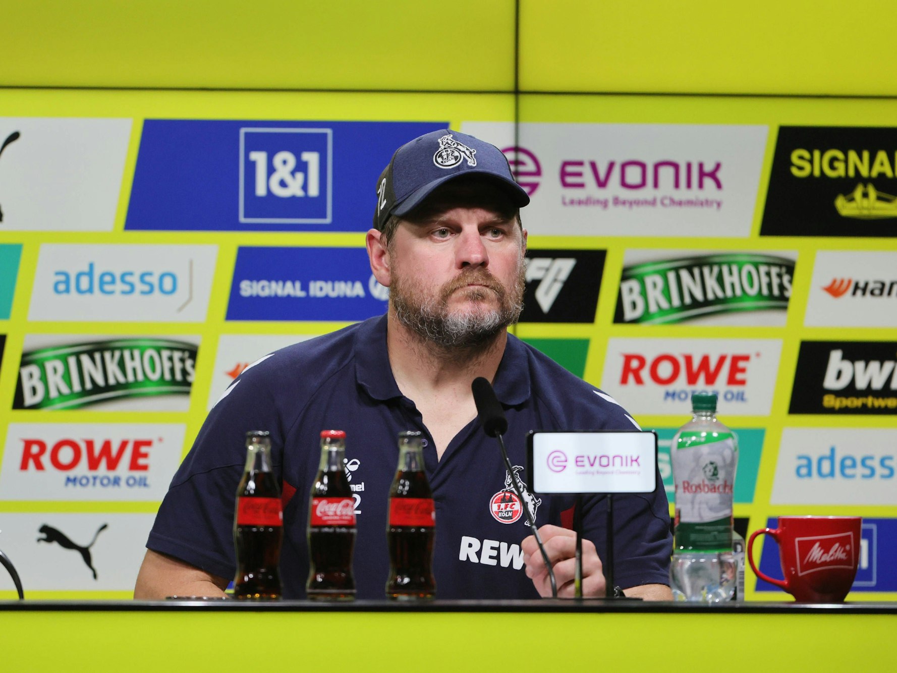 Steffen Baumgart spricht auf einer Pressekonferenz.