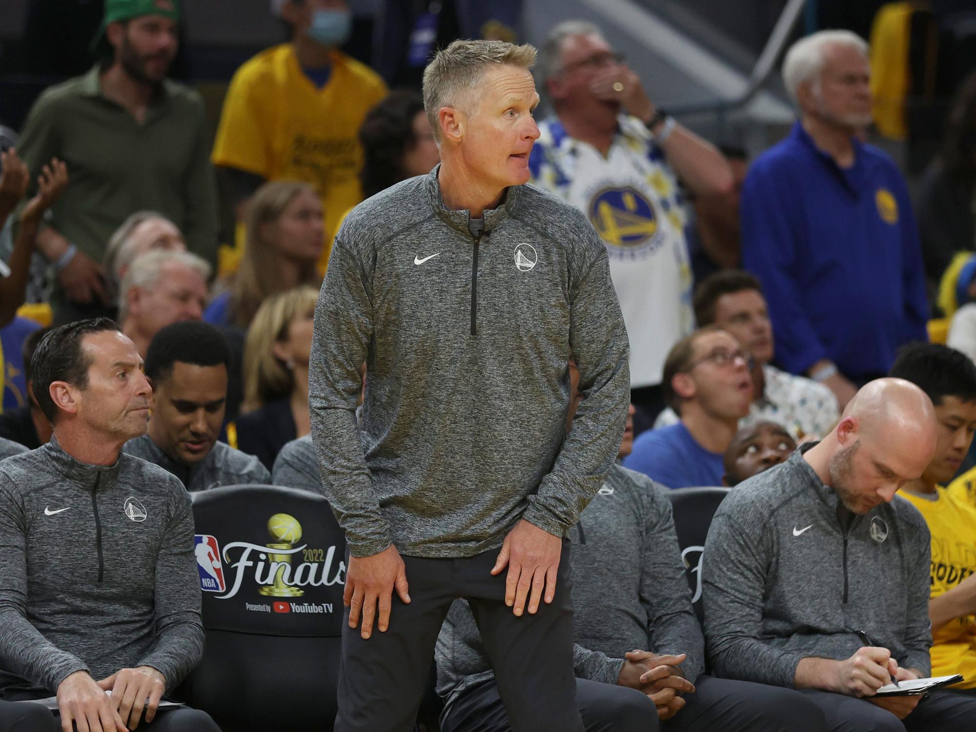 Trainer Steve Kerr beim Spiel der Golden State Warriors an der Seitenlinie.