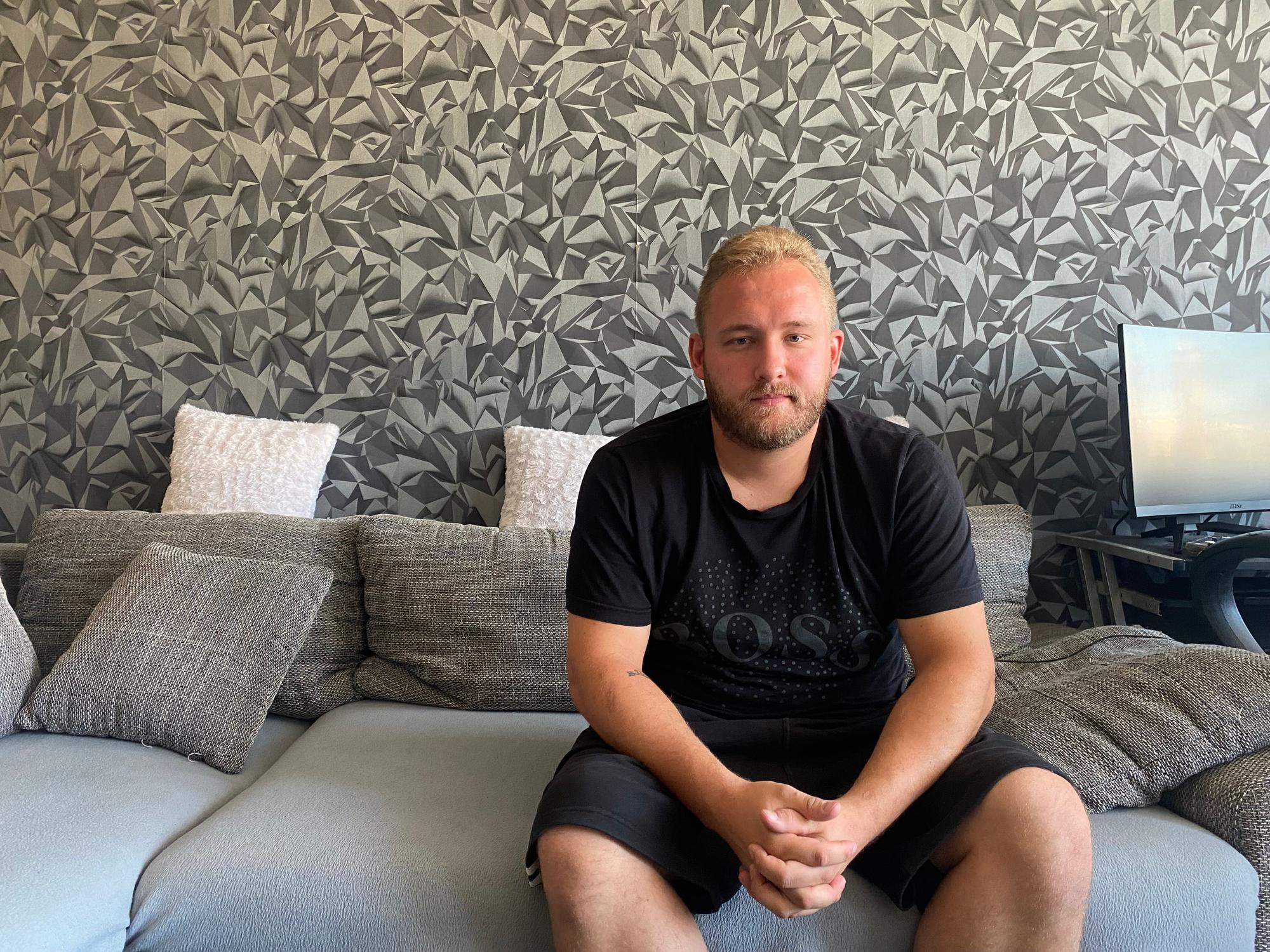 Kevin Niestroj sitzt auf seinem Sofa.