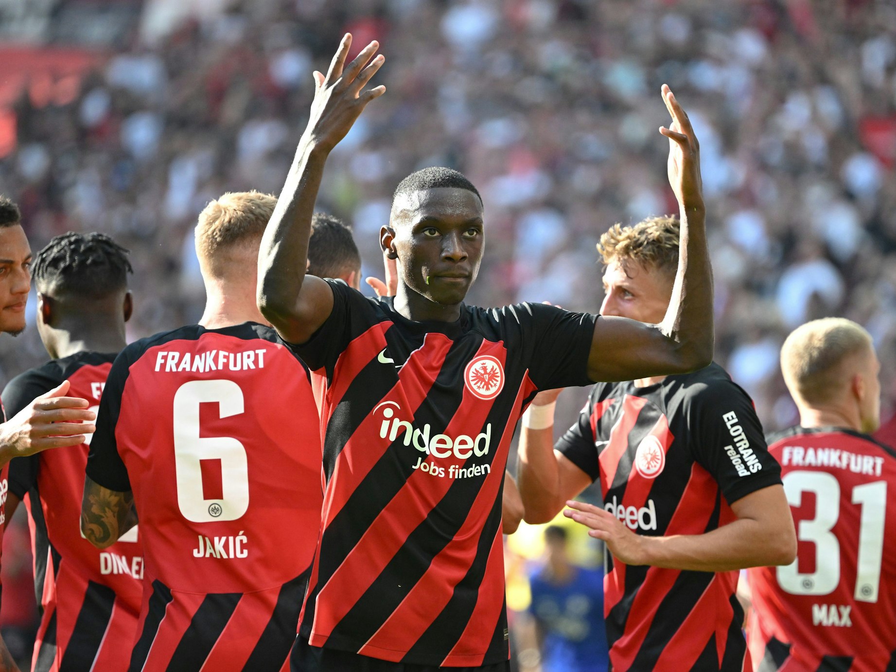 Frankfurts Kolo Muani jubelt nach seinem Treffer gegen Darmstatdt.
