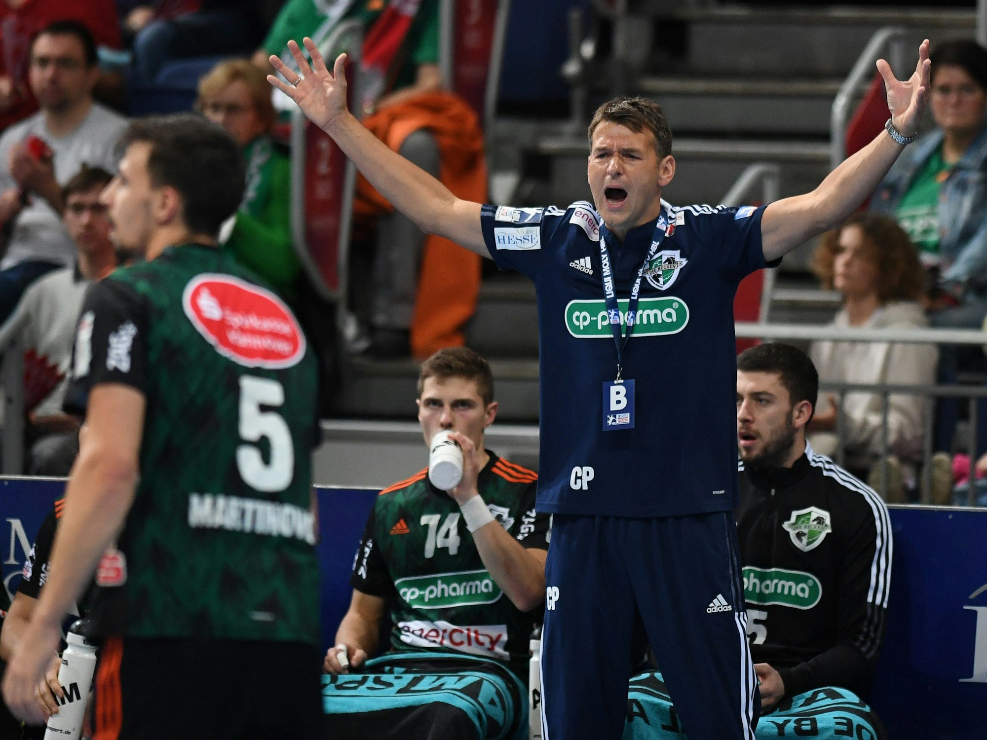 Hannovers Trainer Christian Prokop gestikuliert an der Seitenlinie.