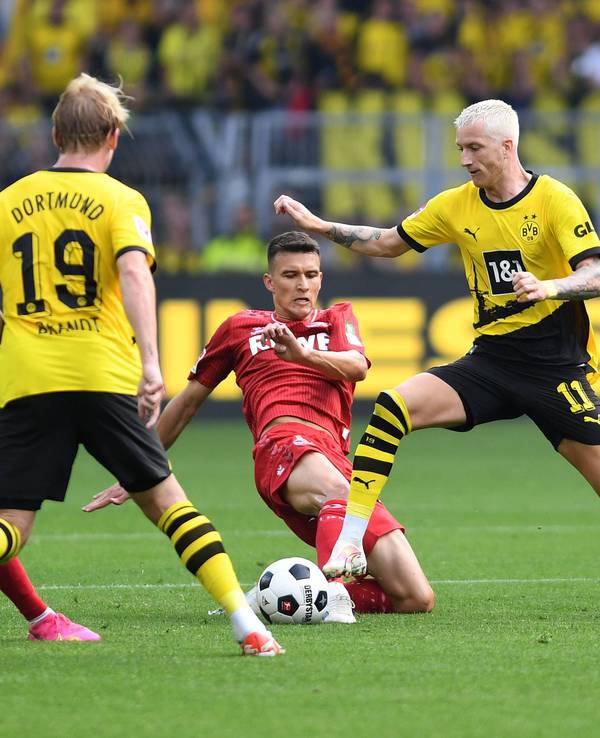 Marco Reus beim BVB-Heimspiel gegen den 1. FC Köln im Zweikampf mit Dejan Ljubicic.