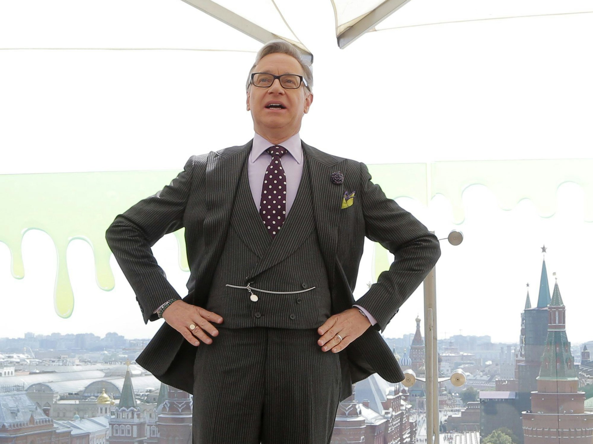 „Ghostbusters“-Regisseur Paul Feig posiert im Anzug für ein Foto.