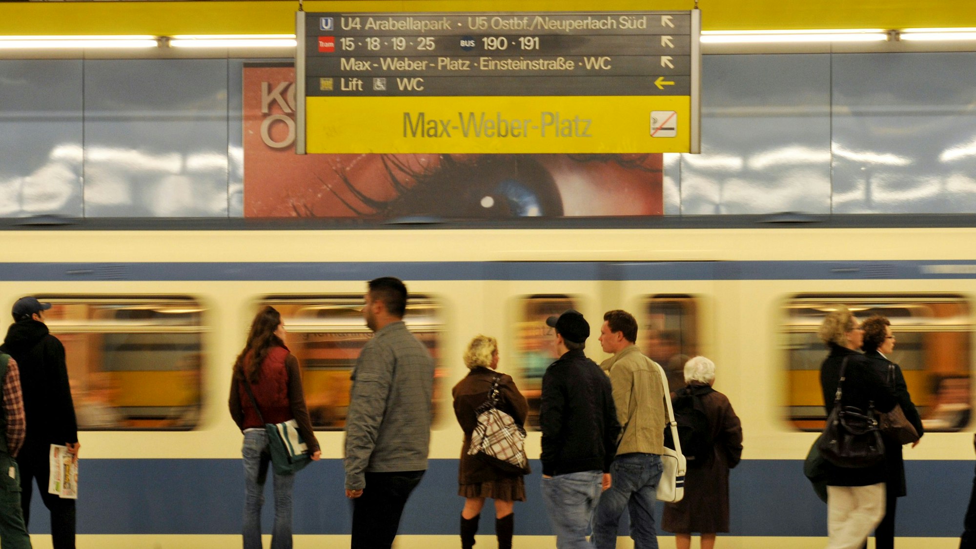 Passanten stehen am Freitag (10.09.2010) an der U-Bahnhaltestelle am Max-Weber-Platz in München (Oberbayern) vor einer einfahrenden U-Bahn.