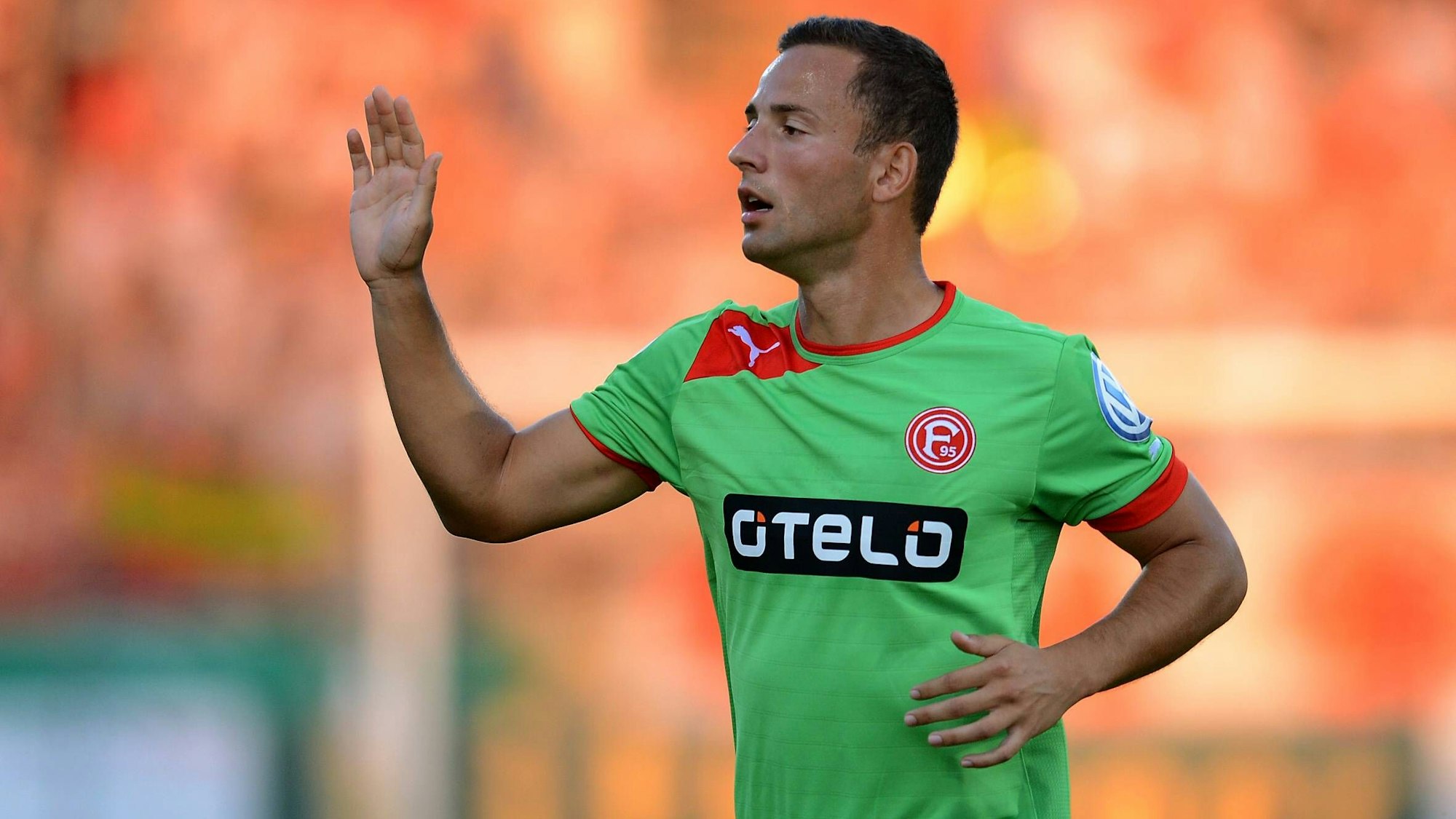 Ronny Garbuschewski hebt beim Spiel im DFB-Pokal von Fortuna Düsseldorf bei Wacker Burghausen den Arm.
