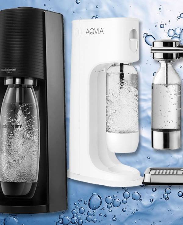 Wassersprudler von Sodastream, Philips, Aarke und Aqvia, gesprudeltes Wasser im Hintergrund