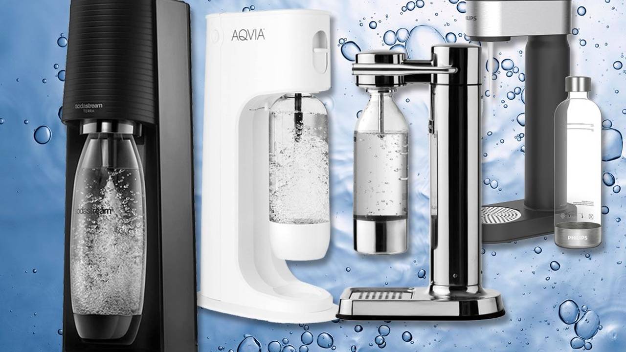 Wassersprudler von Sodastream, Philips, Aarke und Aqvia, gesprudeltes Wasser im Hintergrund