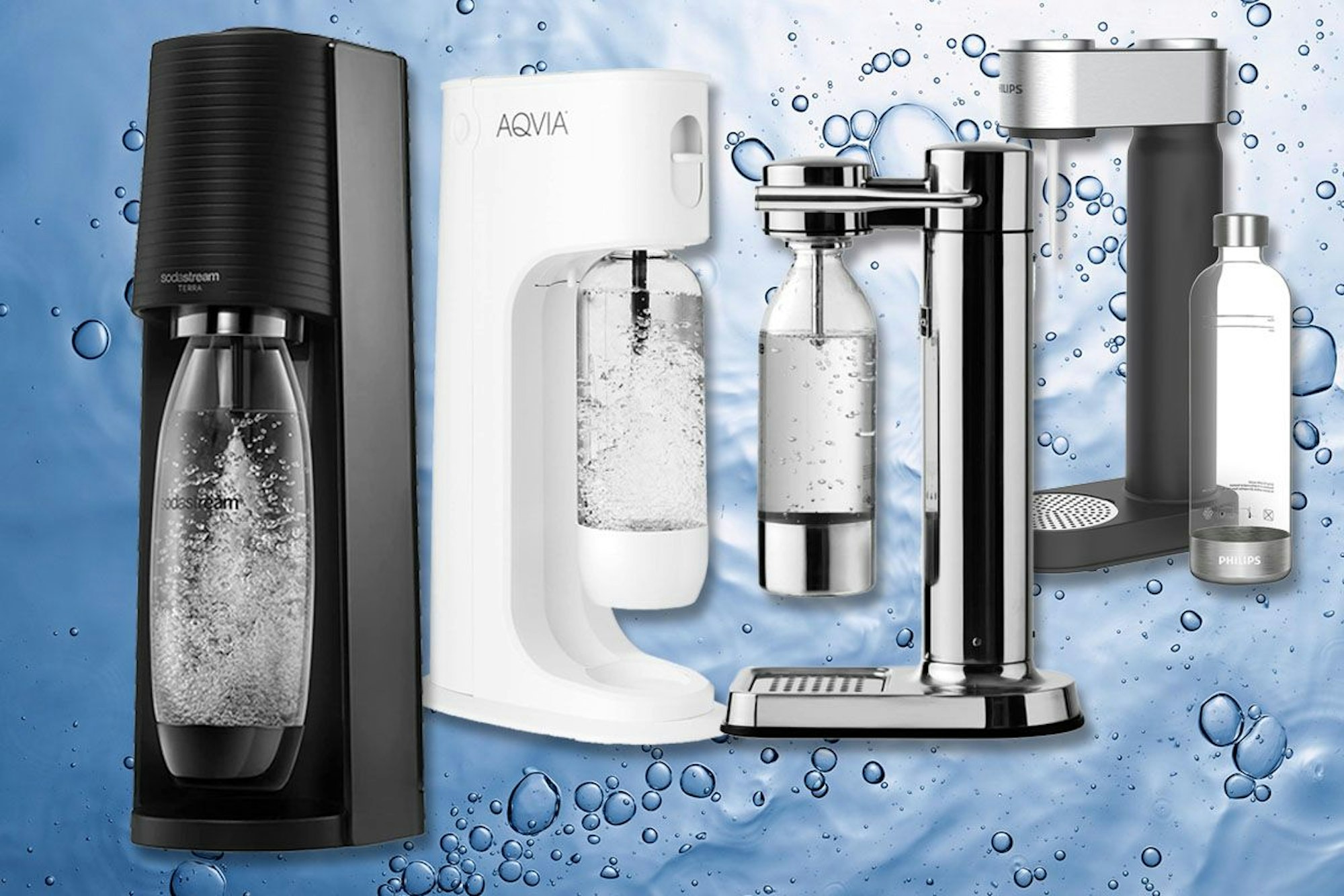 Wassersprudler von Sodastream, Philips, Aarke und Aqvia, gesprudeltes Wasser im Hintergrund