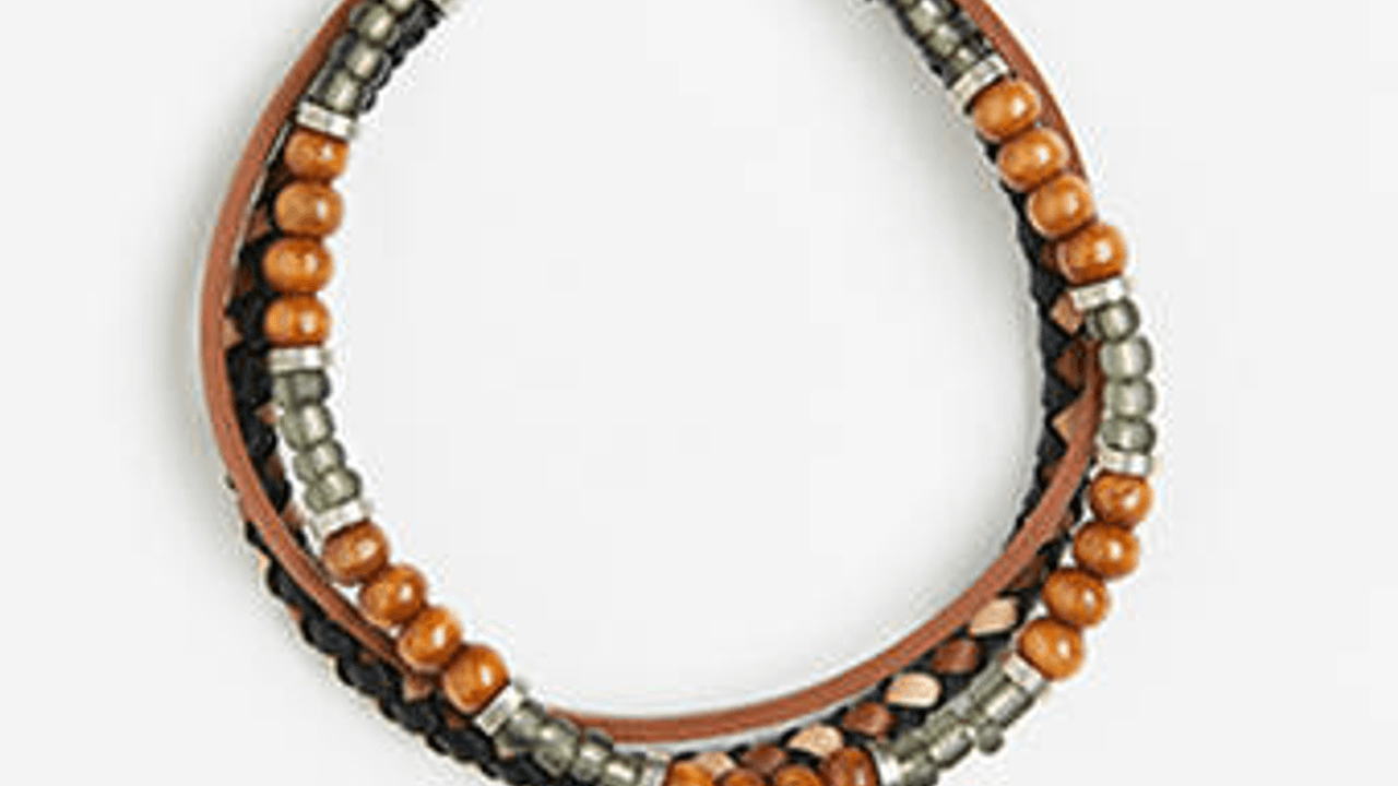 H&M ruft ein Herren-Perlenarmband zurück.