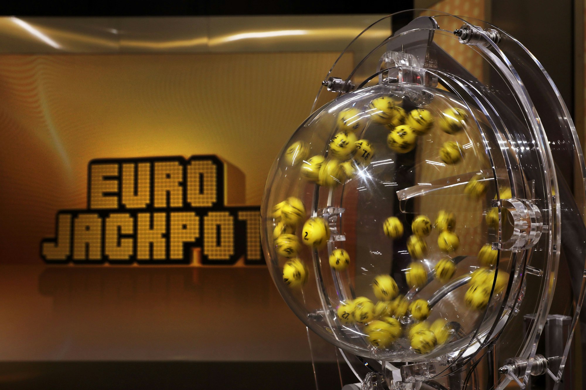 Eurojackpot Kugeln werden durchmischt.