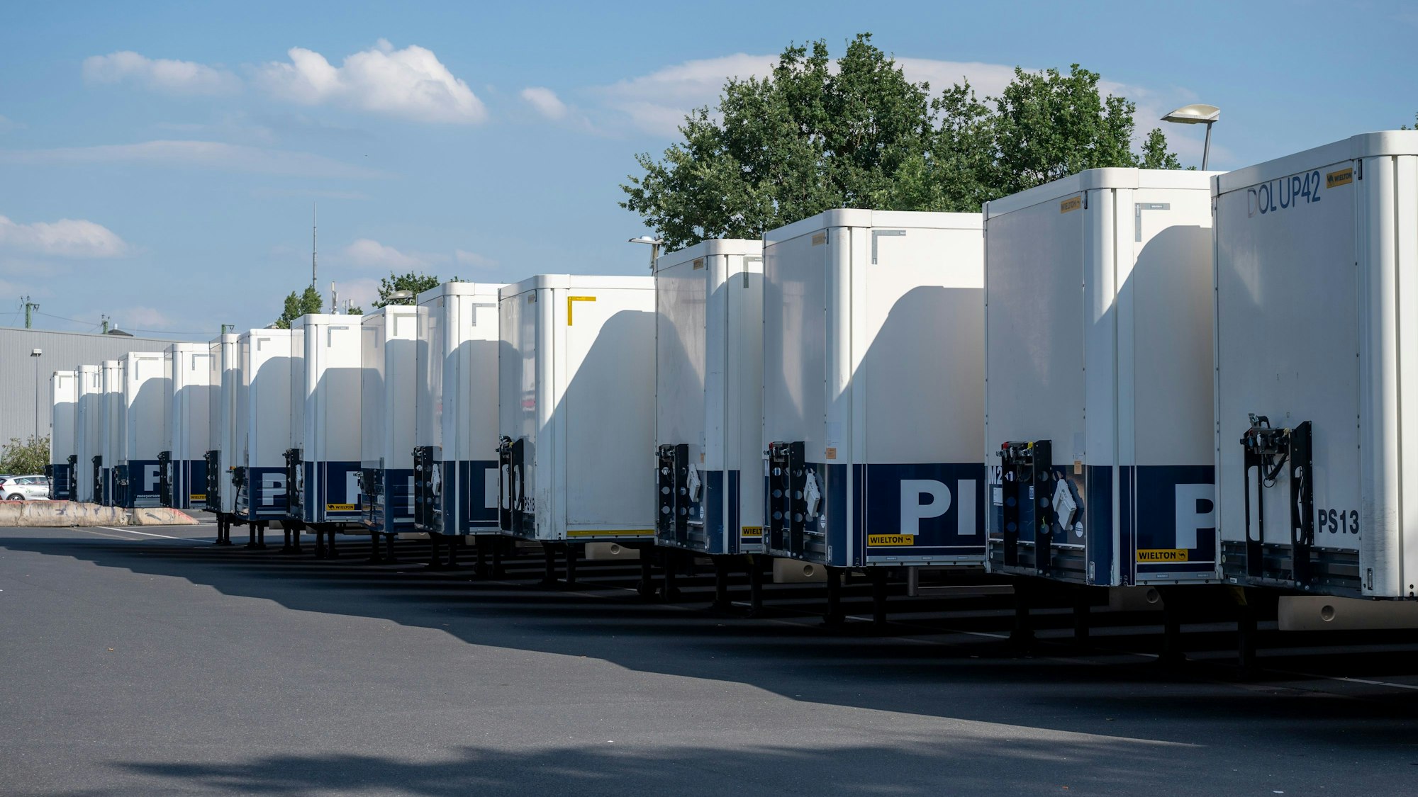 Auf dem Parkplatz 5 parken etliche Lkw mit Bühnentechnik.