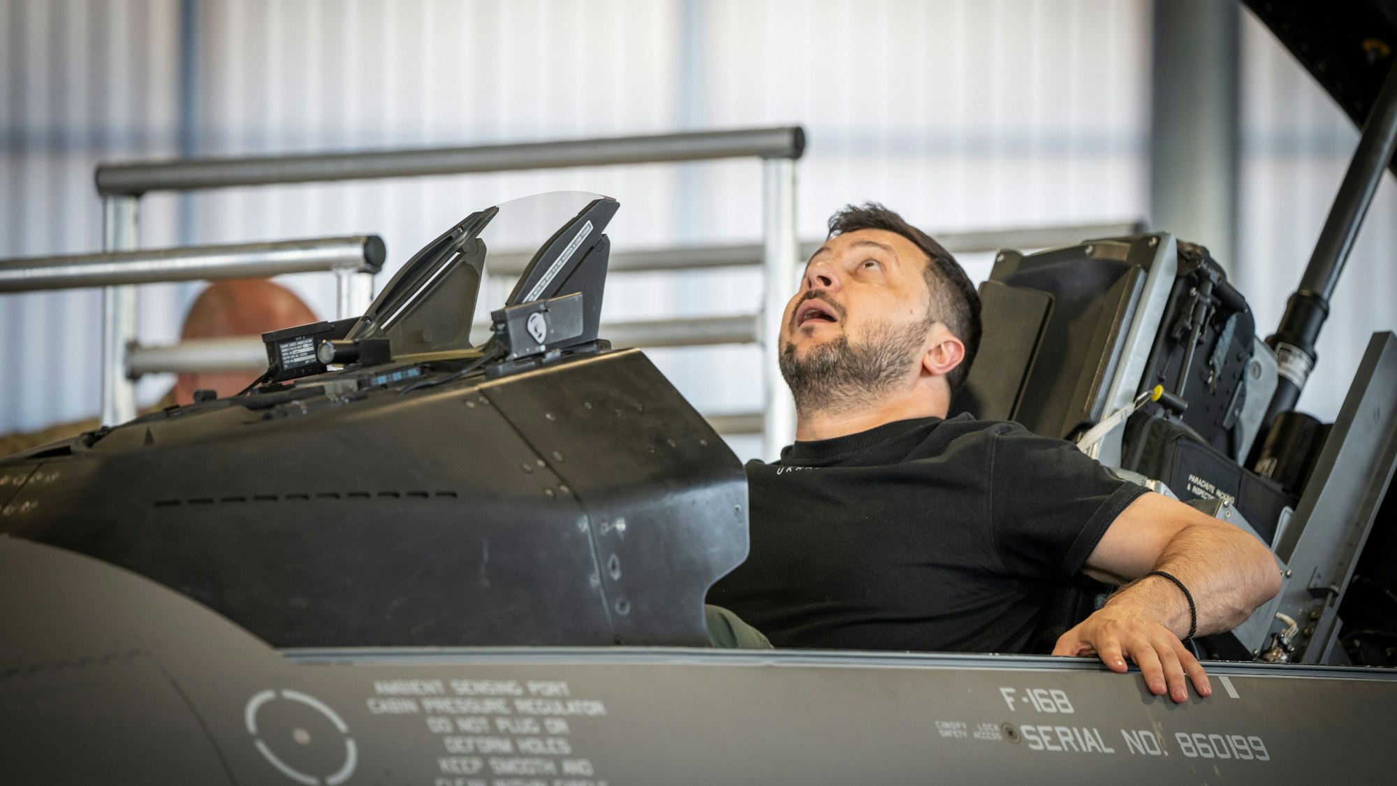Der ukrainische Präsident Wolodymyr Selenskyj sitzt in einem F-16-Kampfjet auf dem Luftwaffenstützpunkt Skrydstrup. Dänemark und die Niederlande werden der Ukraine F-16-Kampfjets liefern.