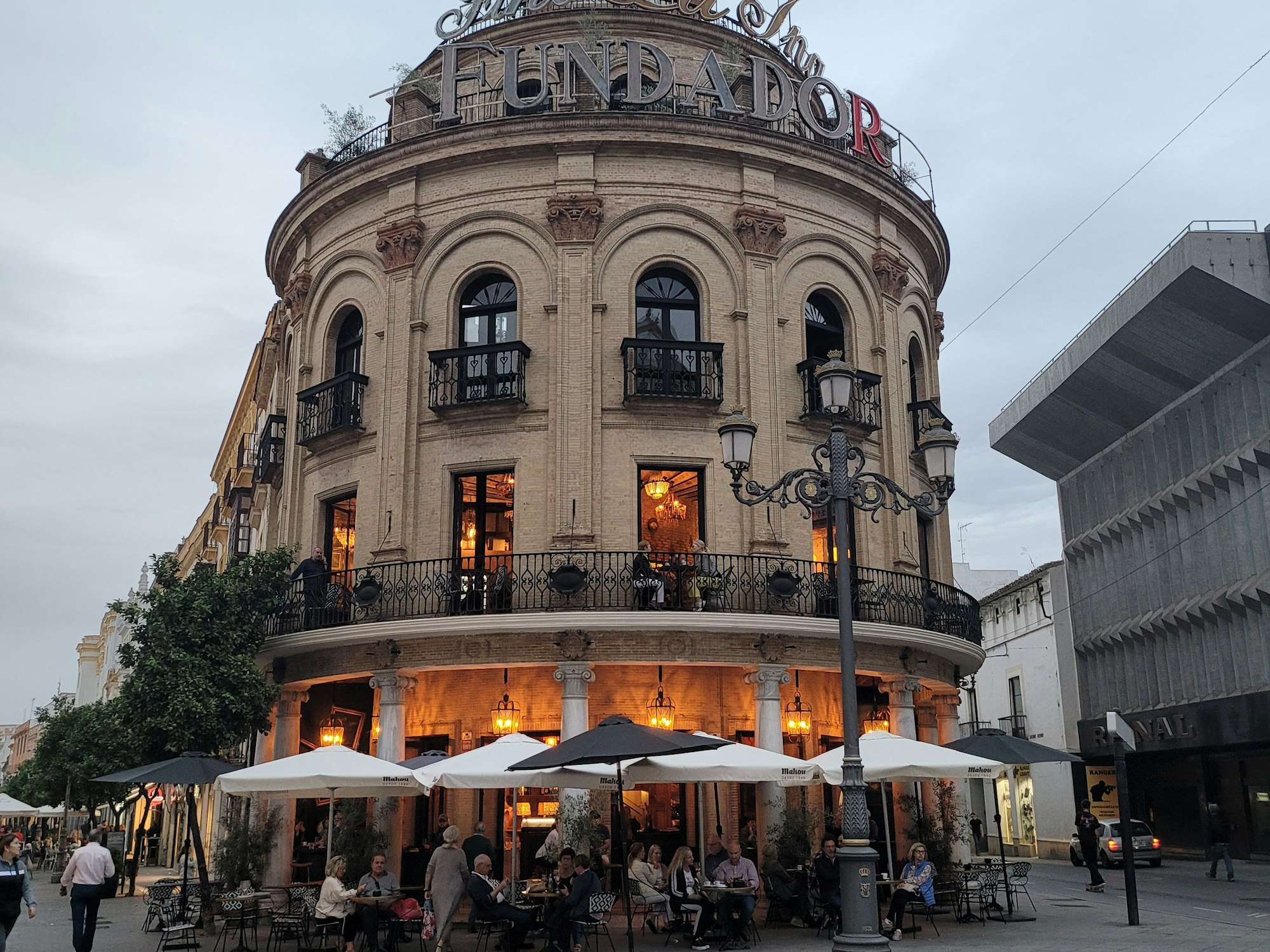 In historischem Ambiente kann man im Café „El Gallo Azul Rotunda“ speisen.