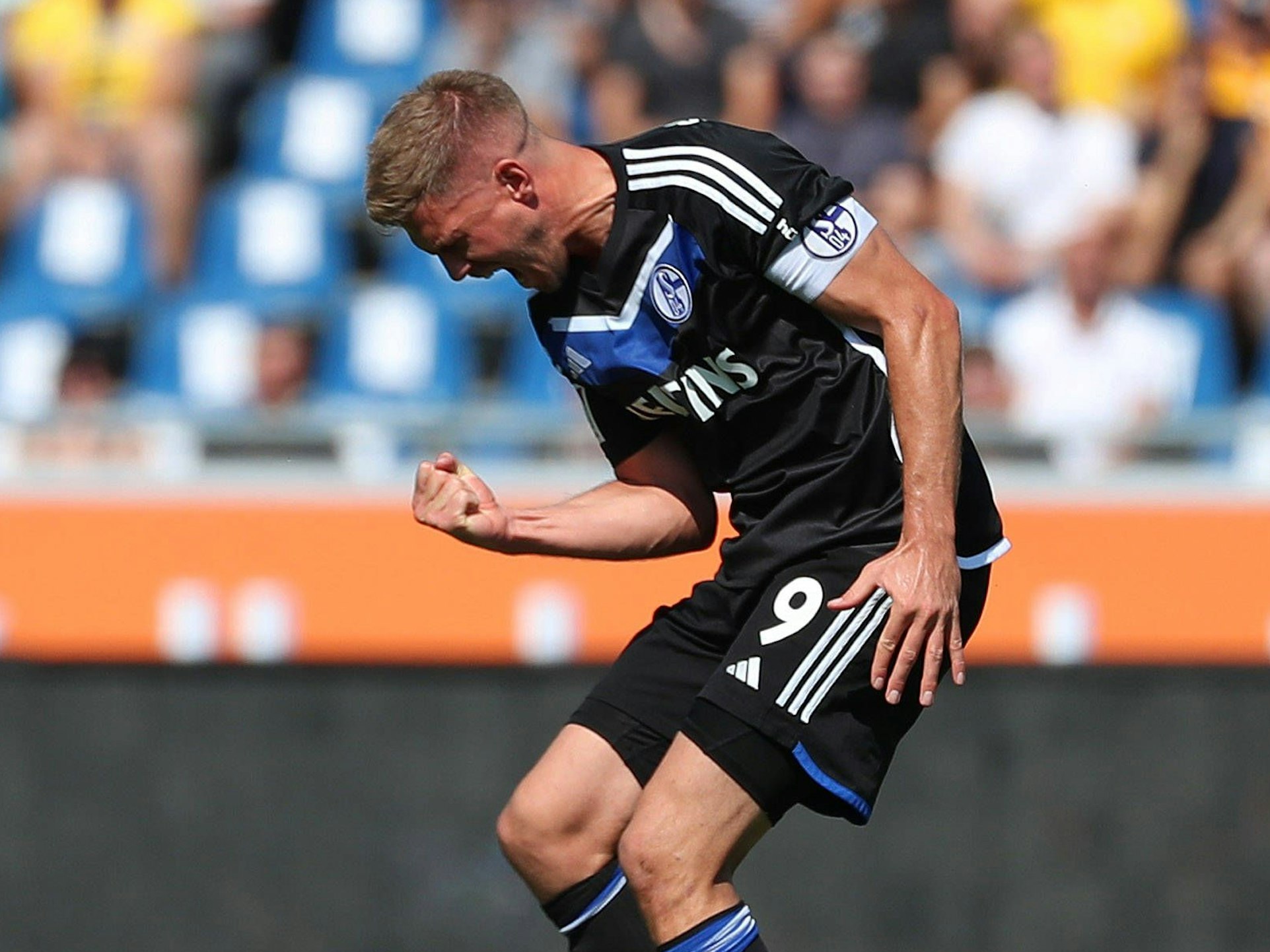 Simon Terodde ballt die Faust und reißt den Mund weit auf.