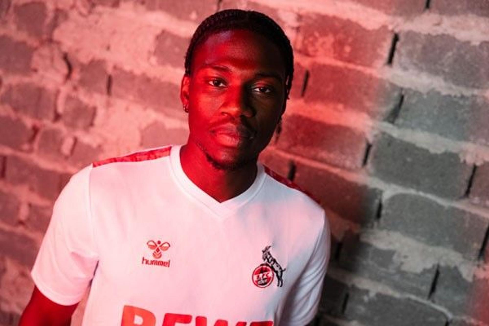 Flügelspieler Faride Alidou posiert im Trikot des 1. FC Köln.