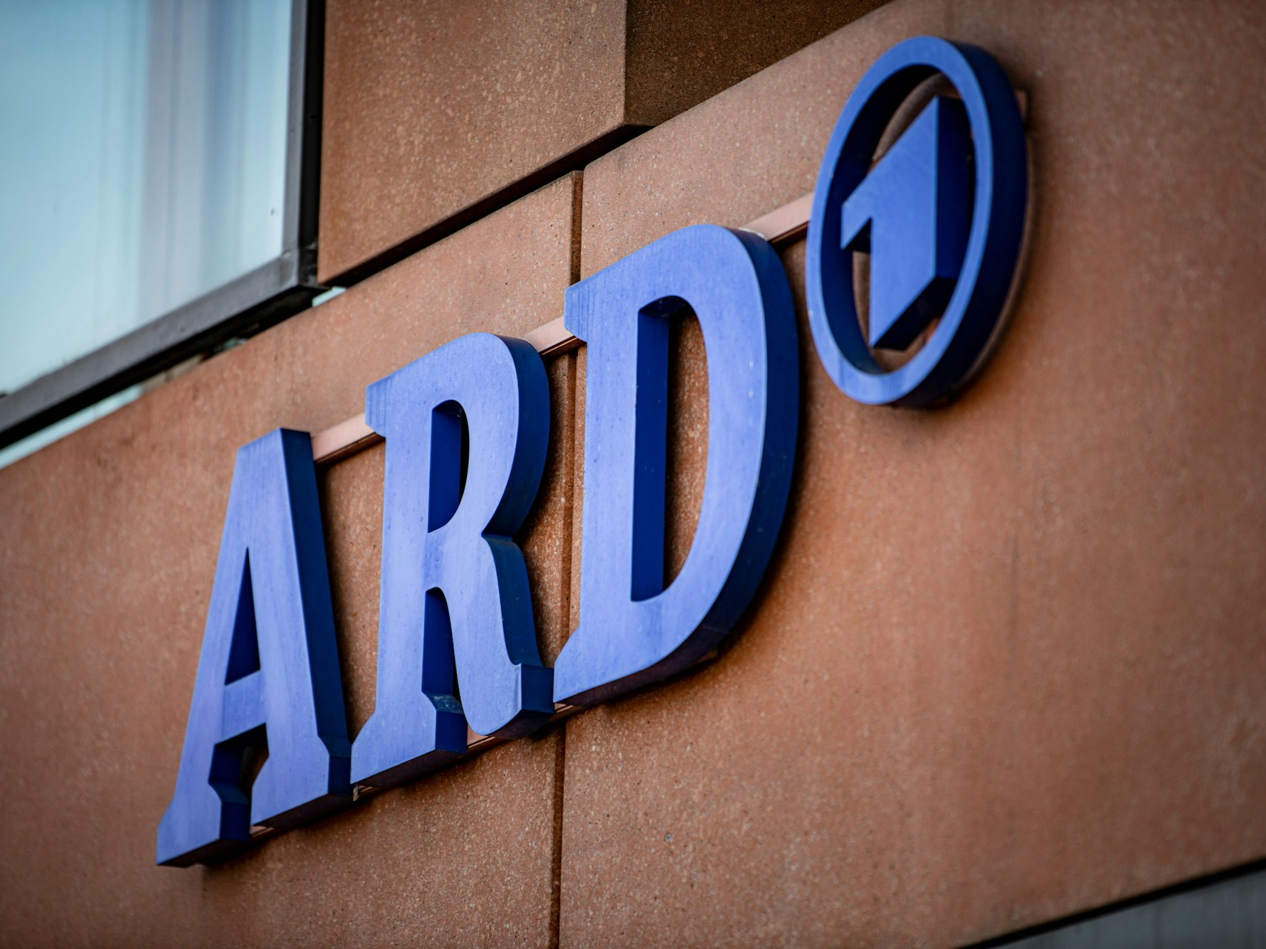 Das ARD-Logo hängt an der Fassade des ARD-Hauptstadtstudios im Regierungsviertel.