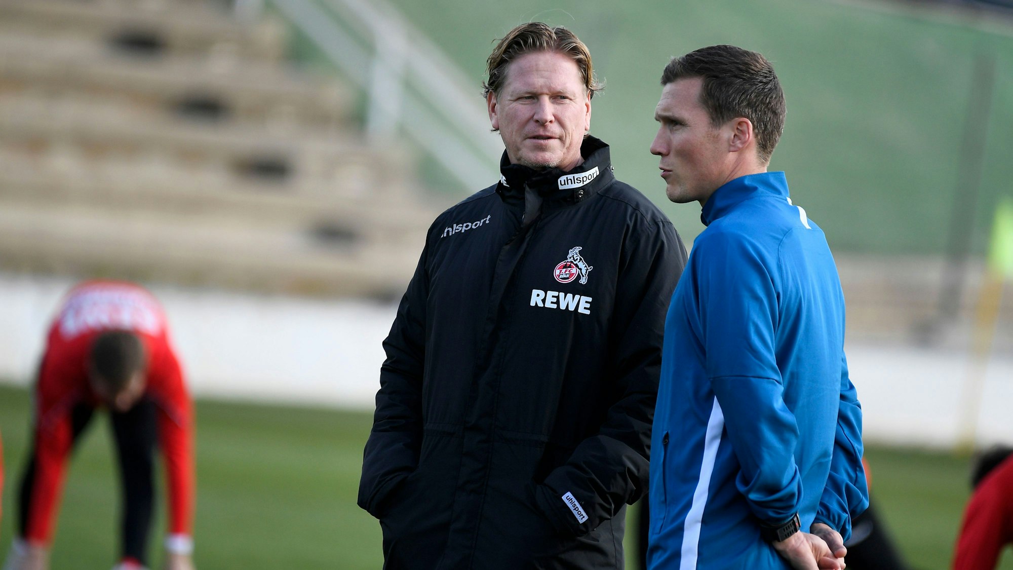 Markus Gisdol (l), Trainer von 1. FC Köln, und Hannes Wolf, Trainer von KRC Genk, sprechen vor dem Spiel.