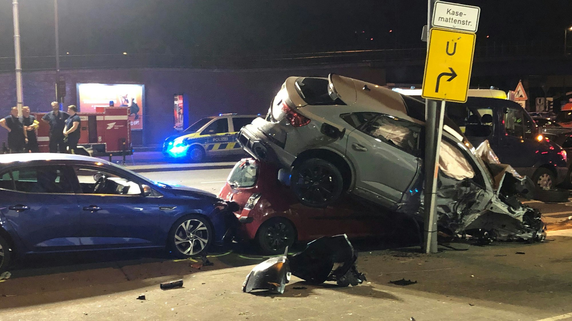 Nach dem Unfall in Köln-Deutz türmen sich die Unfallfahrzeuge am Straßenrand. Der 28-Jährige war mit einem Audi RS Q3 unterwegs.