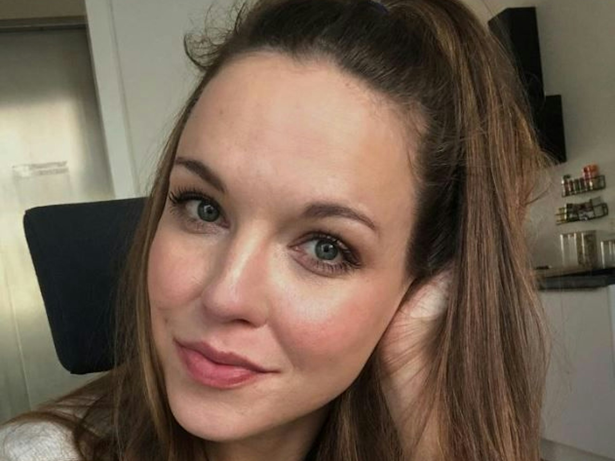 Das Foto zeigt Netzreporterin Dominique Boniecki vom Sat.1-Frühstücksfernsehen. Dominique Boniecki hat das Selfie am 30. März 2022 bei Instagram veröffentlicht.