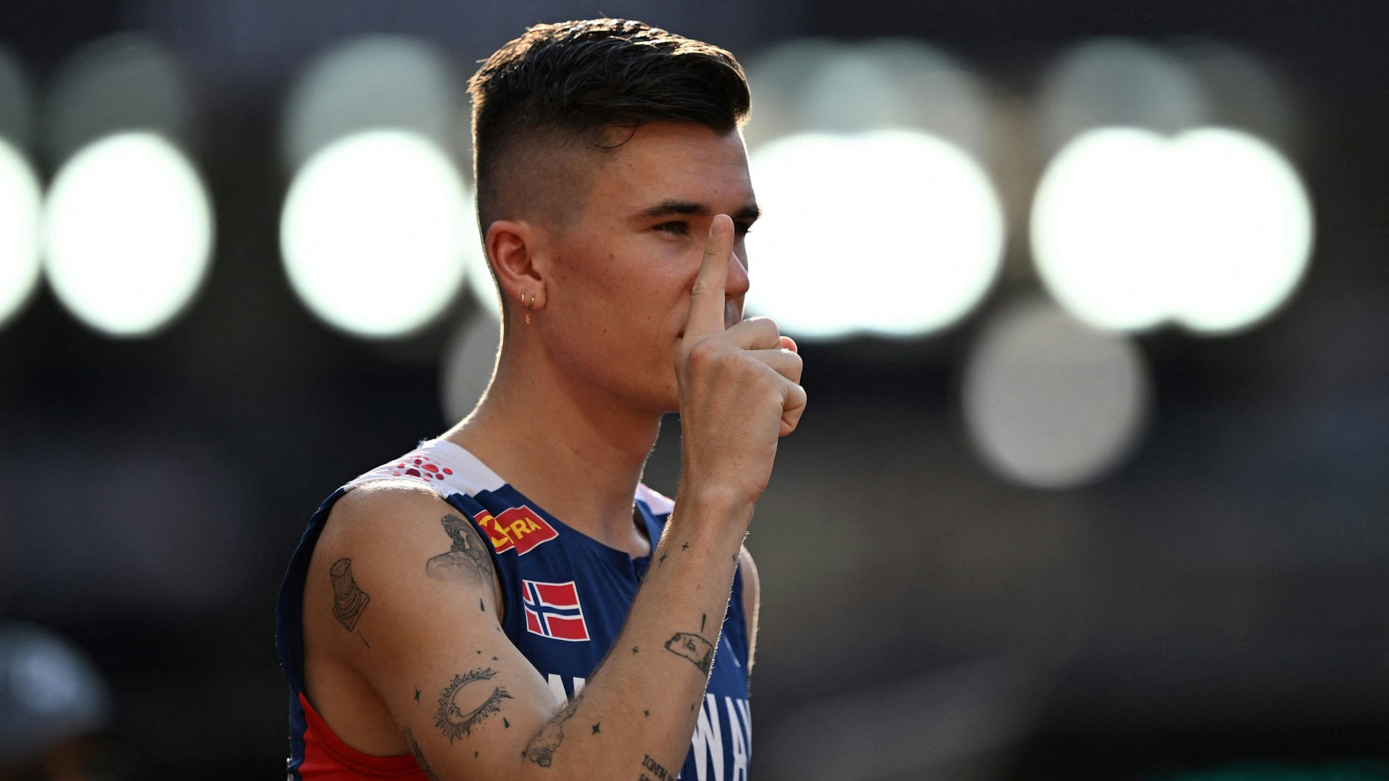 Jakob Ingebrigtsen jubelt nach seinem Sieg im WM-Halbfinale über 1500 Meter.