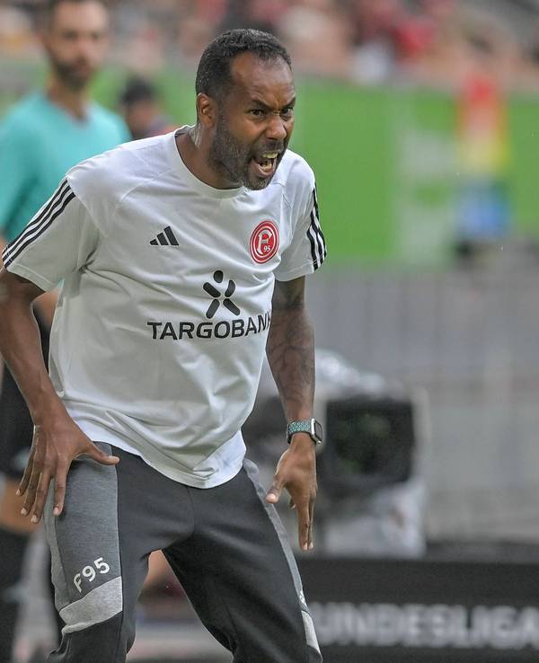 Daniel Thioune ruft wütend etwas am Spielfeldrand.
