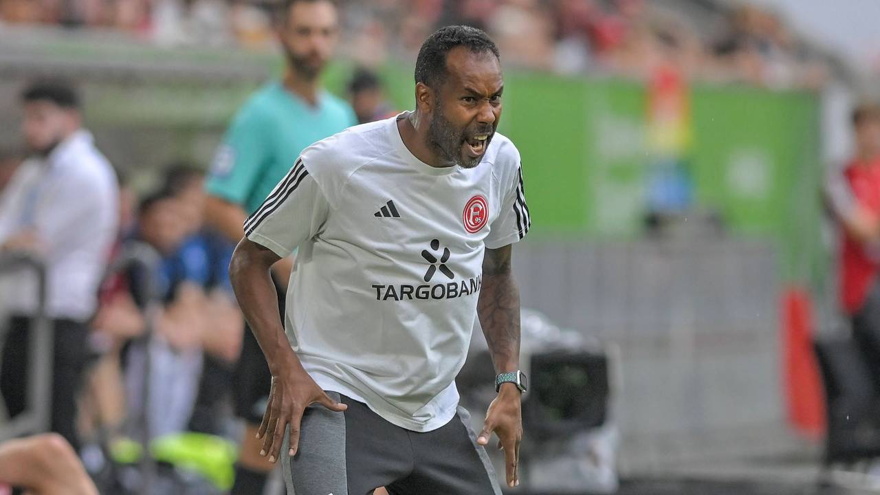 Daniel Thioune ruft wütend etwas am Spielfeldrand.