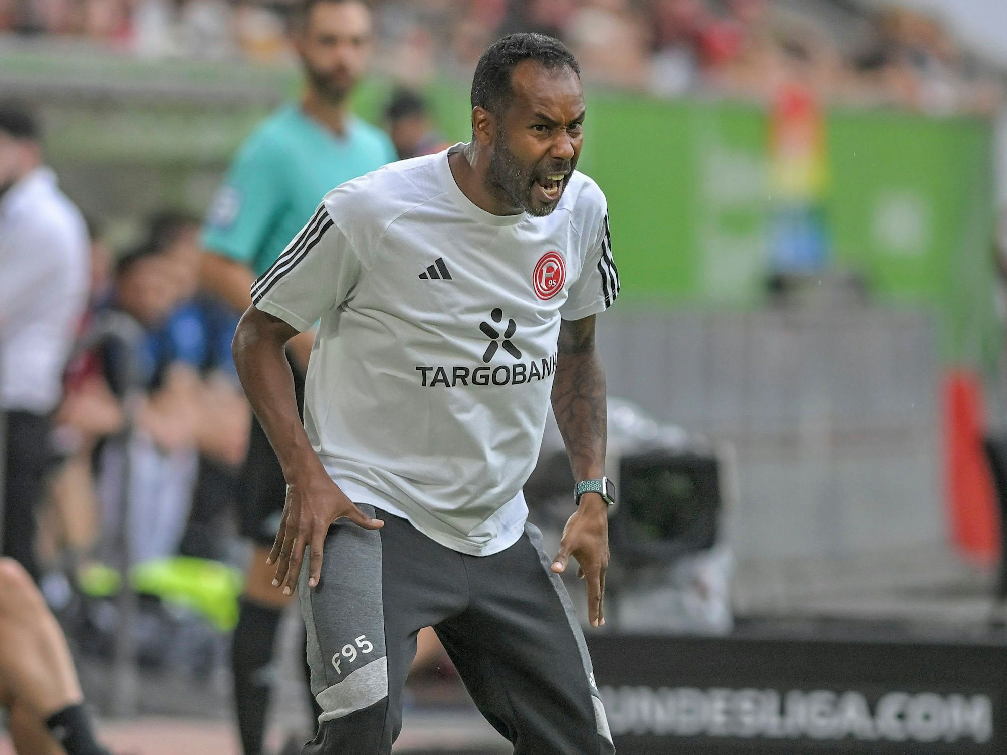 Daniel Thioune ruft wütend etwas am Spielfeldrand.